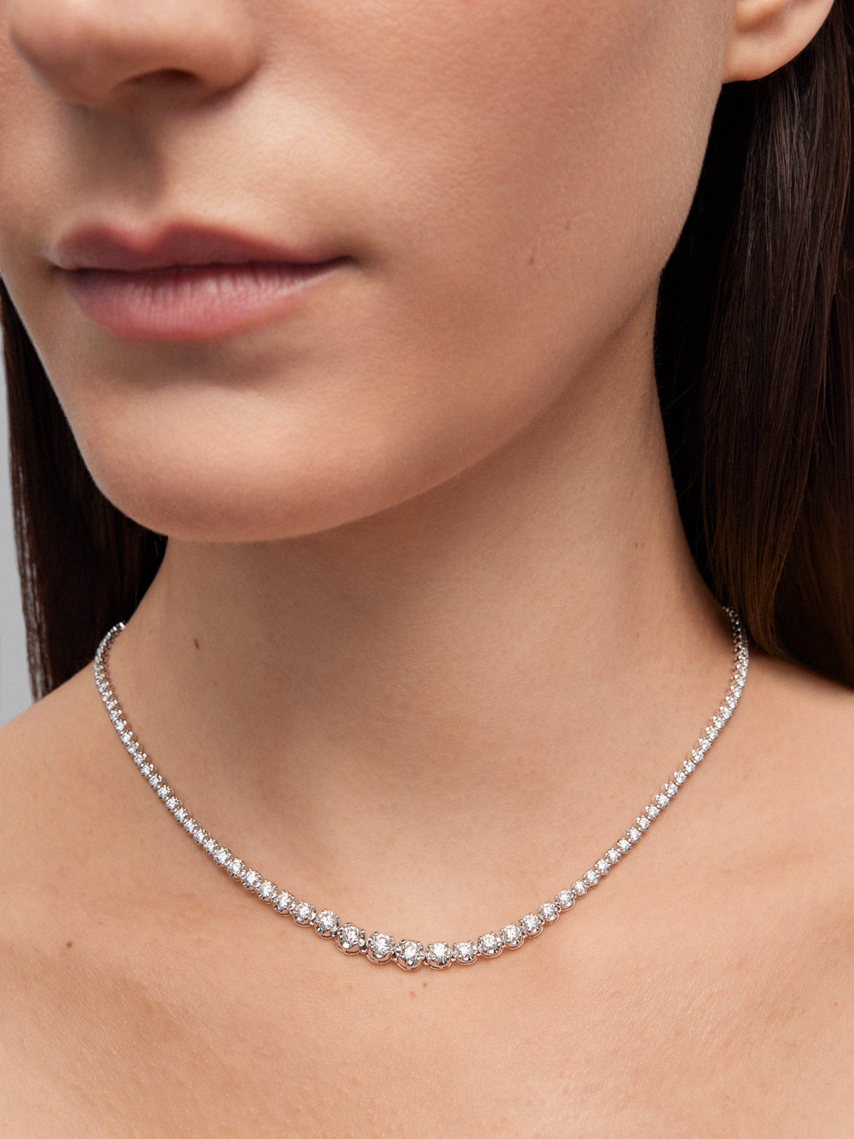 Collar rivière de oro blanco de 18K con 126 diamantes en talla brillante con un total de 6,71 cts