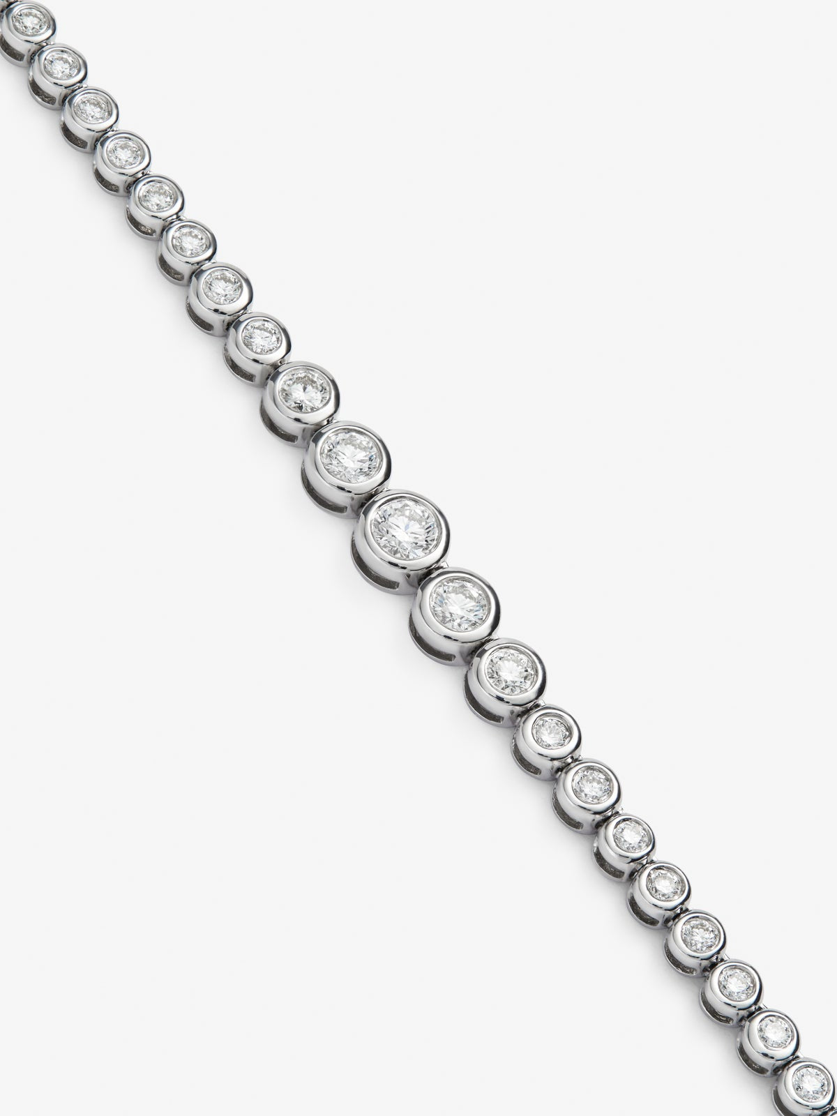 Collar rivière de oro blanco de 18K con 128 diamantes en talla brillante con un total de 3,2 cts