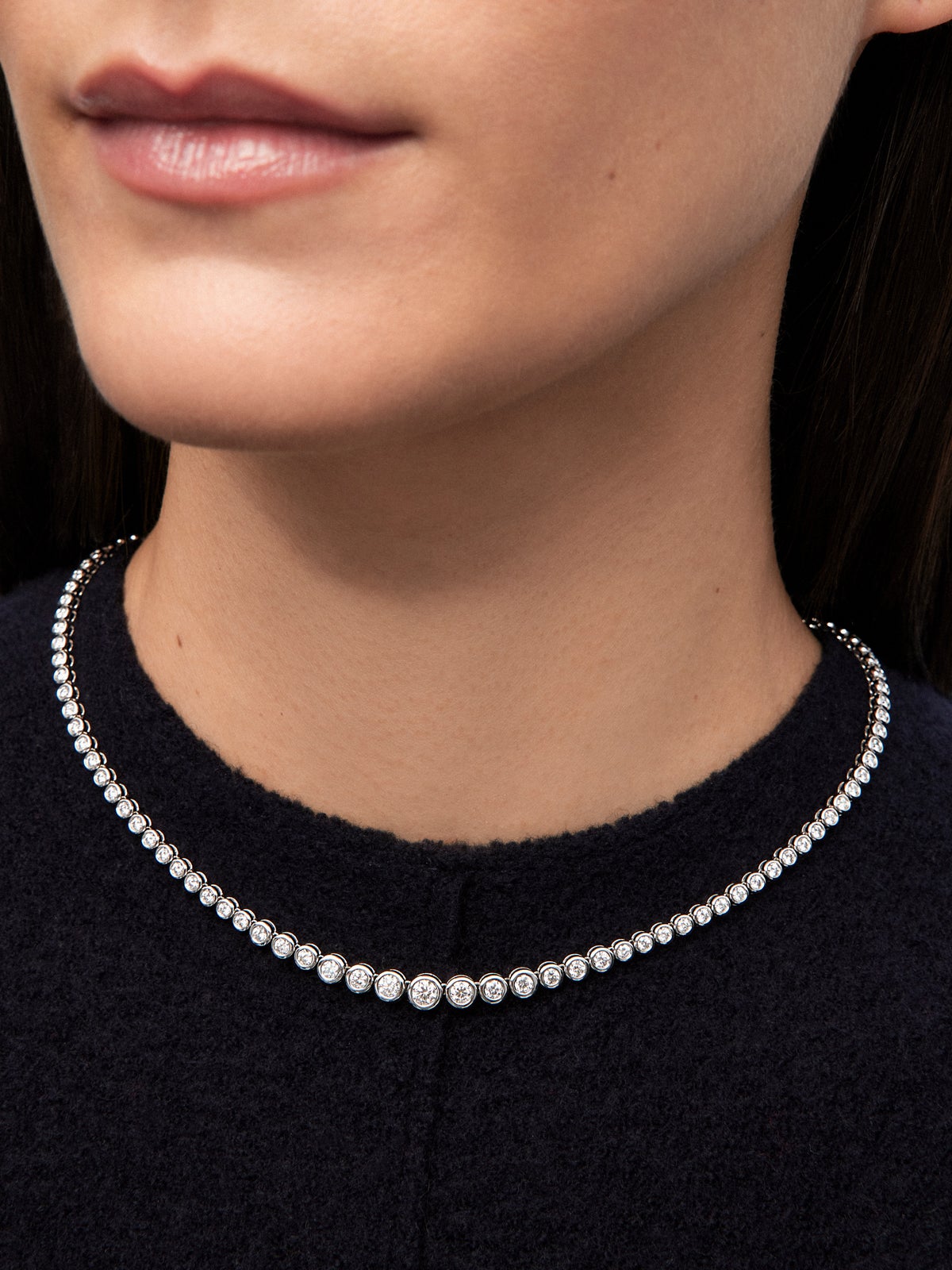 Collar rivière de oro blanco de 18K con 110 diamantes en talla brillante con un total de 4,89 cts