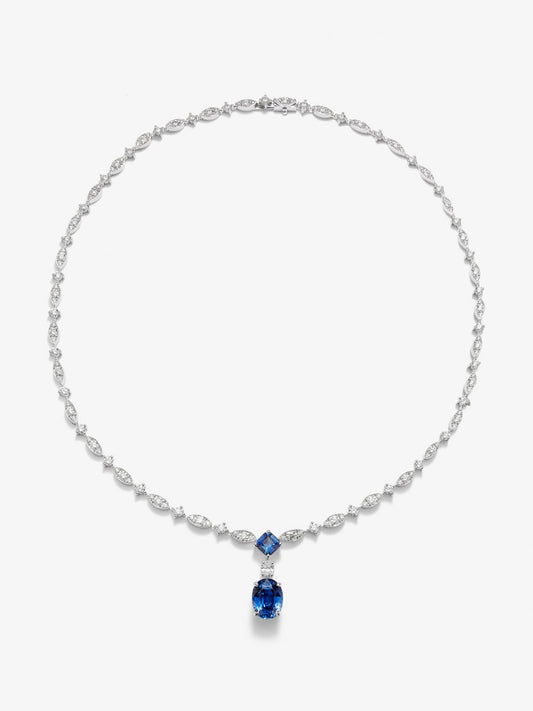 Collar de oro blanco de 18K con zafiro azul royal en talla oval de 5,05 cts, zafiros azules en talla octogonal 1,04 cts y diamantes blancos en talla brillante de 7,59 cts