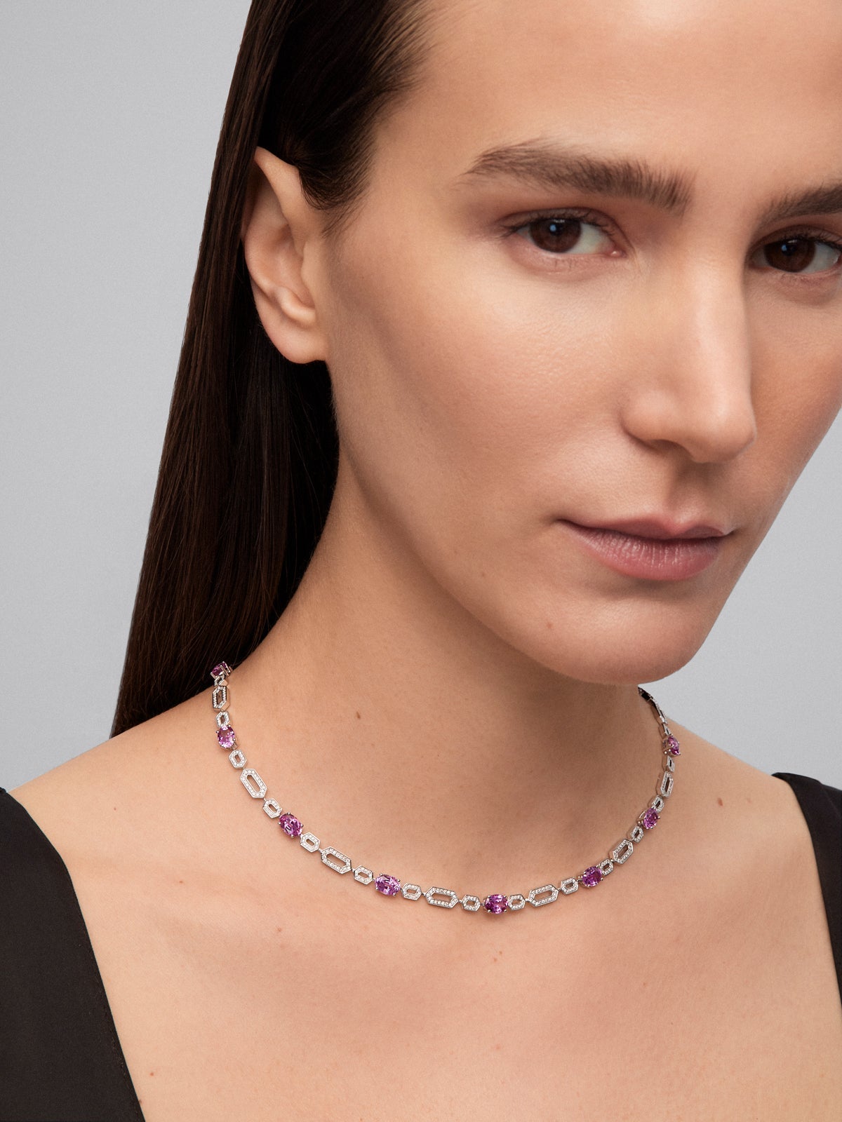 Collar de oro blanco de 18K con 13 zafiros rosa vivid en talla oval con un total de 14,43 cts y 572 diamantes en talla brillante con un total de 1,73 cts