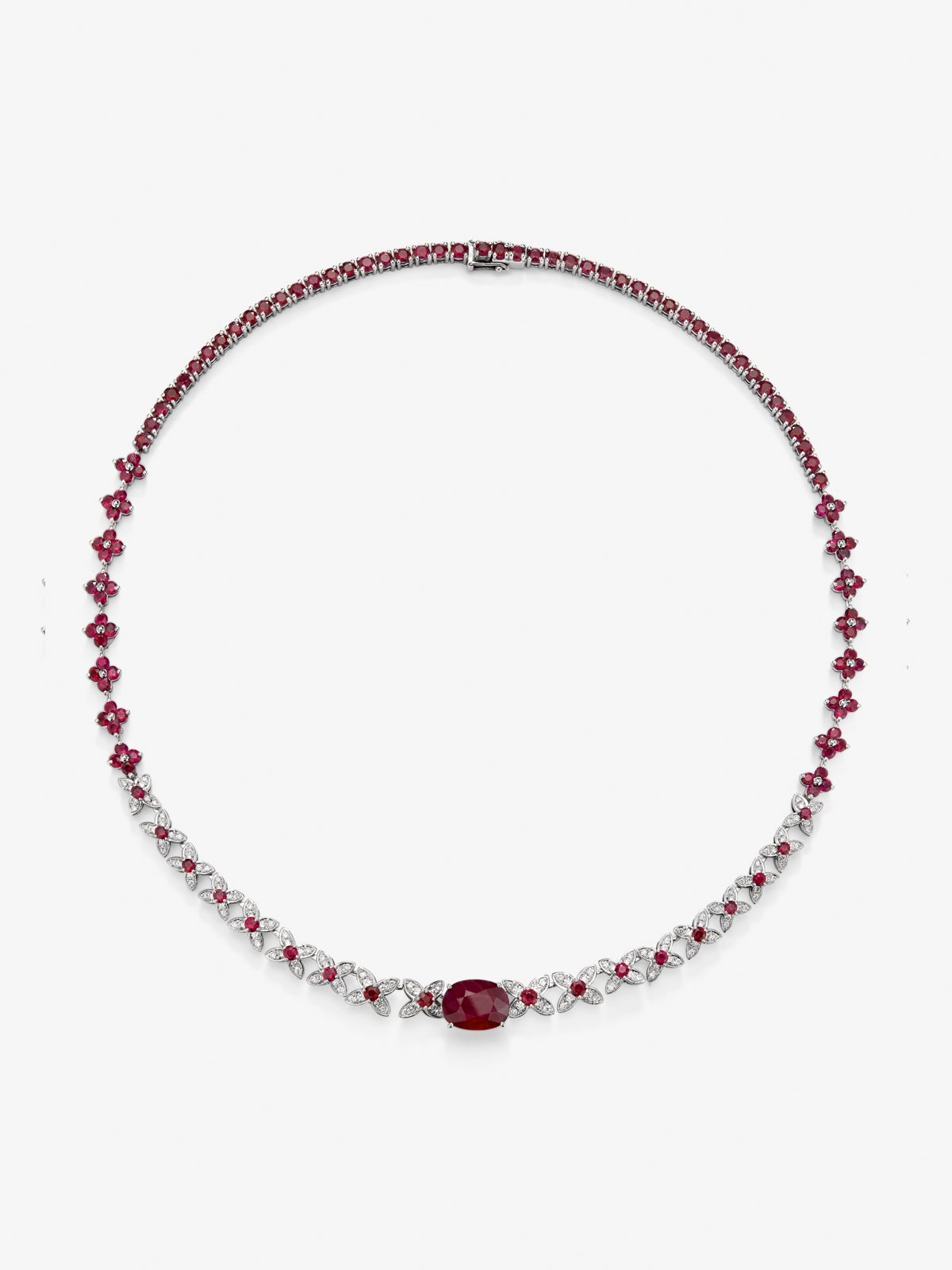 Collar de oro blanco de 18K con rubí rojos pigeon blod en talla oval de 5,04 cts, rubíes rojos en talla brillante de 13 cts y diamantes blancos en talla brillante de 1,11 cts