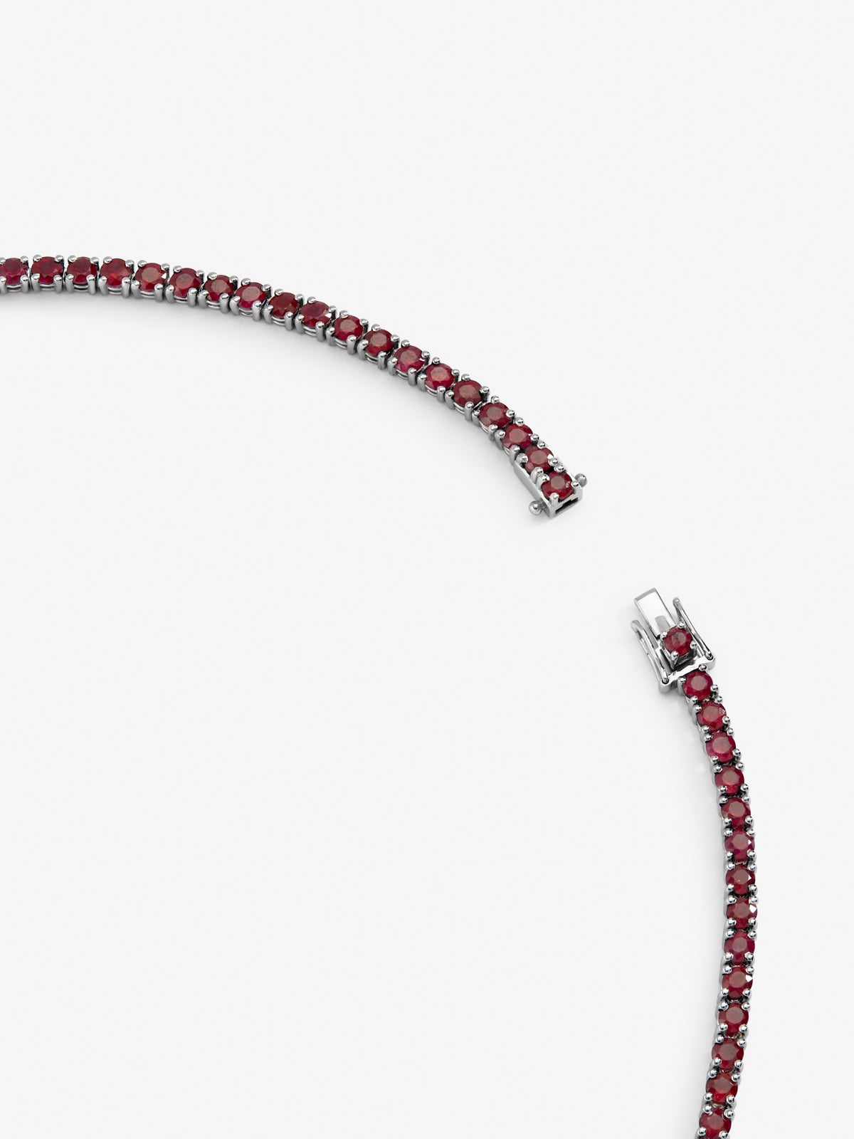 Collar de oro blanco de 18K con rubí rojos pigeon blod en talla oval de 5,04 cts, rubíes rojos en talla brillante de 13 cts y diamantes blancos en talla brillante de 1,11 cts