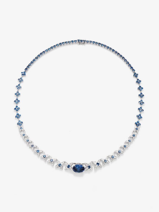Collar rivière de oro blanco de 18K con zafiro azul royal en talla oval de 3,7 cts, zafiros azules y diamantes en talla brillante con un total de 17,5 cts