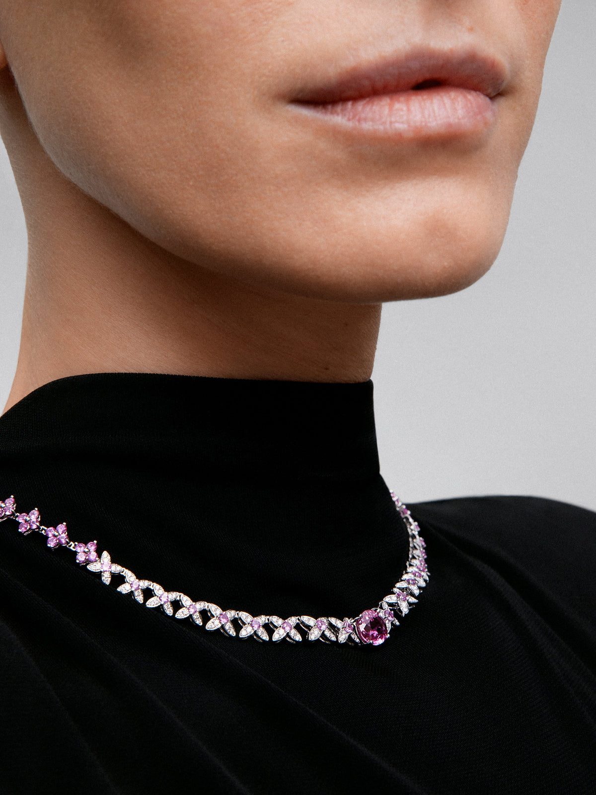 Collar de oro blanco de 18K con zafiros rosas en talla oval y brillante de 15,02 cts y diamantes blancos en talla brillante de 1,52 cts