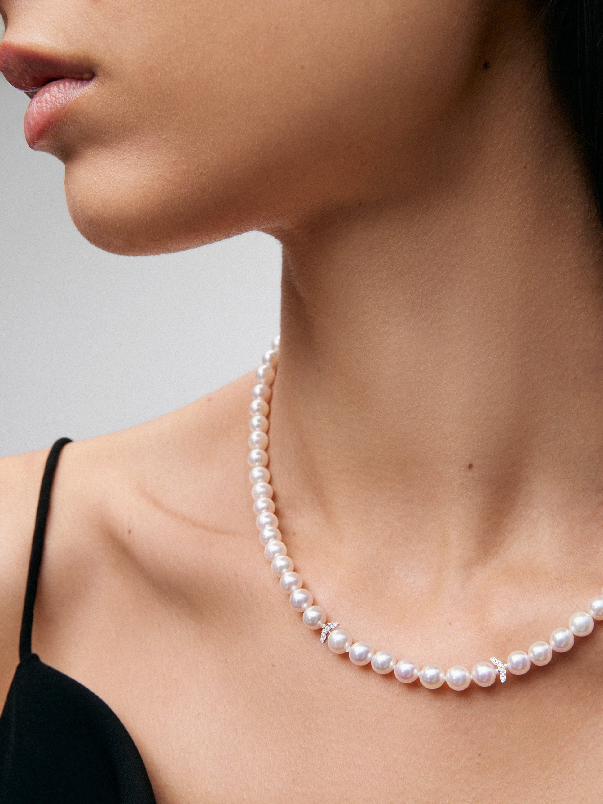 Collar de oro blanco de 18K con perlas akoya