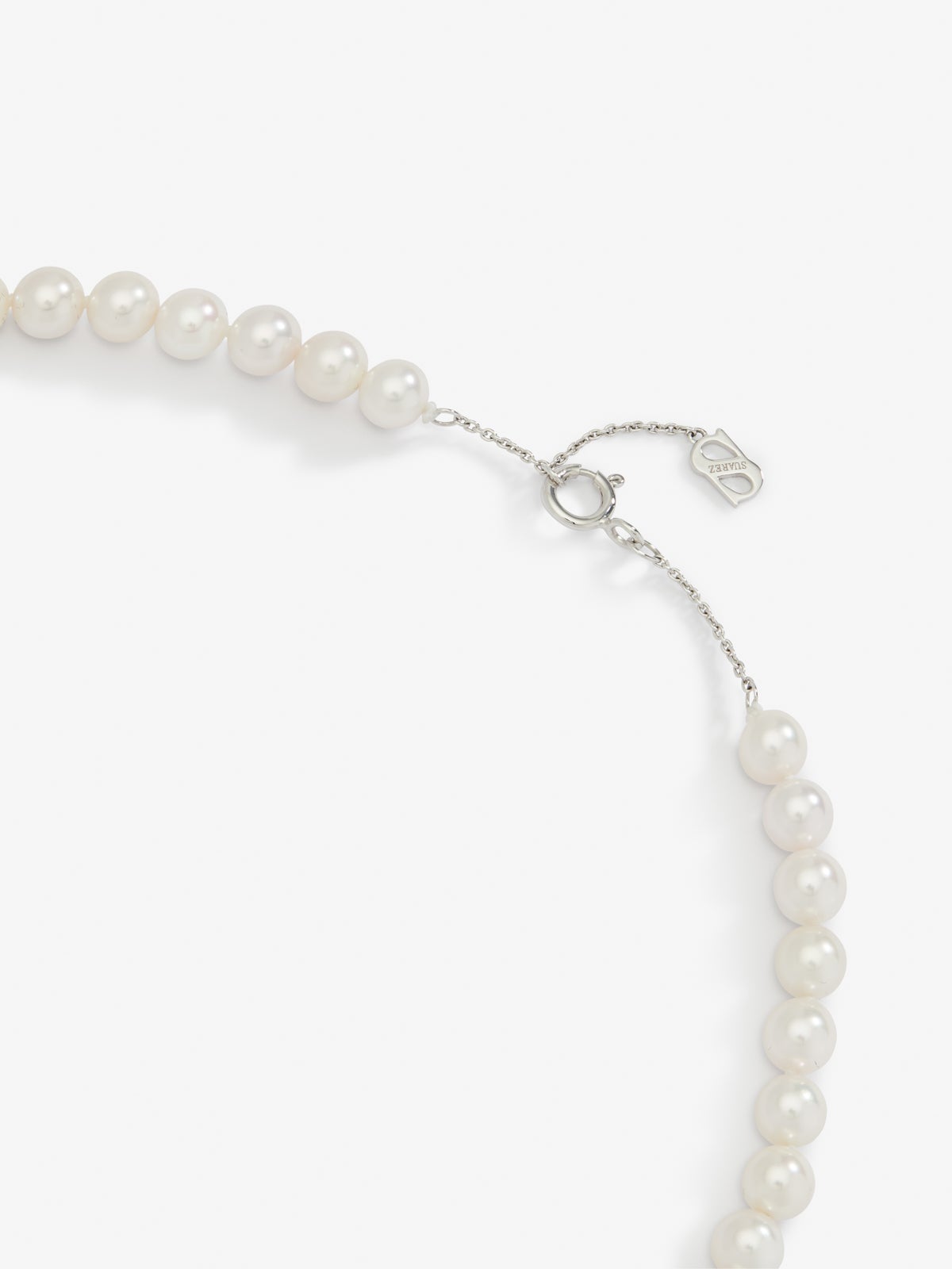 Collar de oro blanco de 18K con perlas akoya