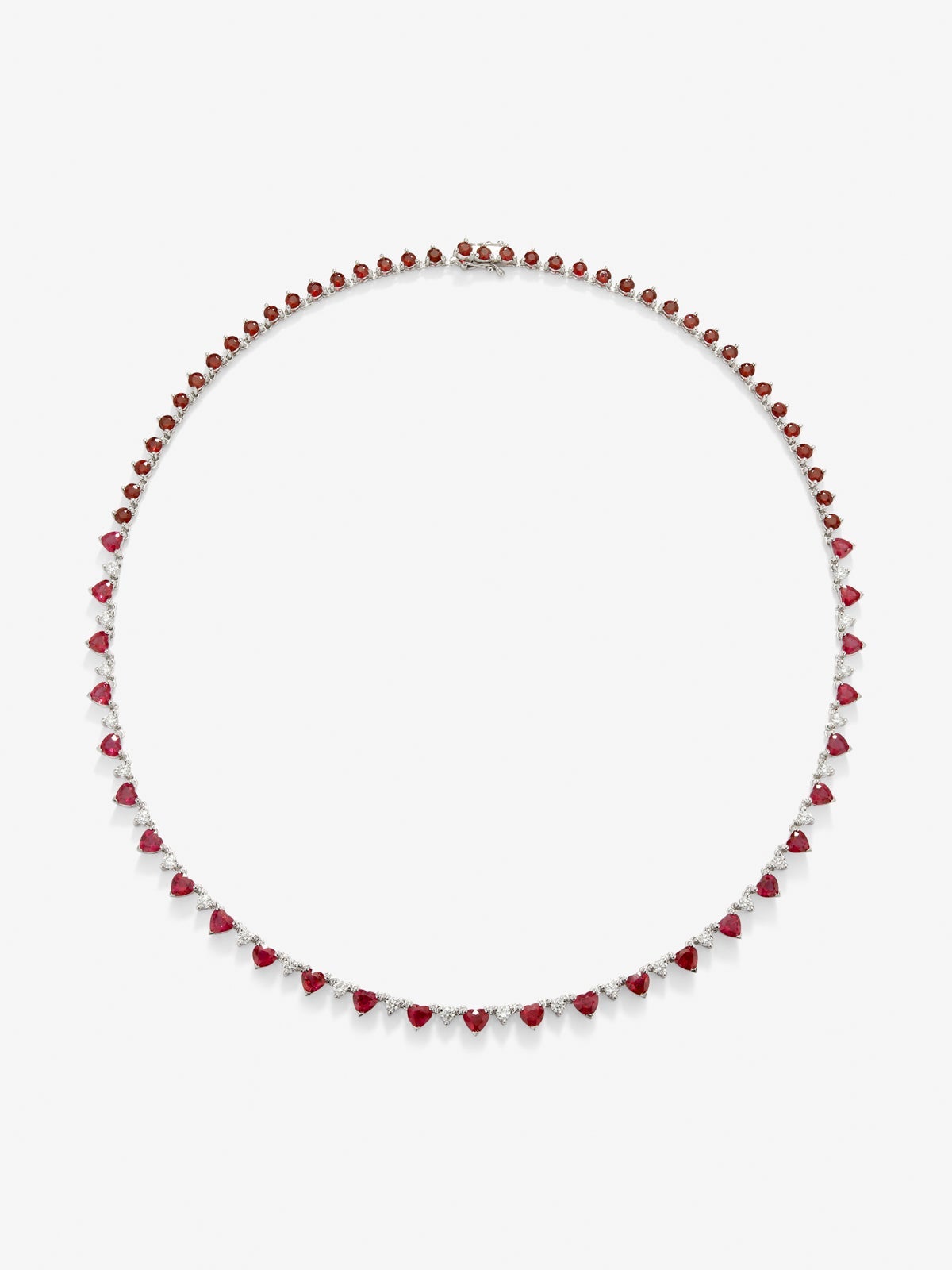 Collar de oro blanco de 18K con rubíes rojos en talla brillante y corazón de 12,79 cts y diamantes en talla brillante de 1,42 cts