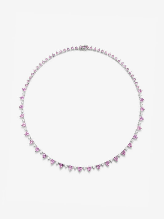 Collar de oro blanco de 18K con 25 zafiros rosas en talla corazón con un total de 10,59 cts, 37 en talla brillante con un total de 4,72 cts y 24 diamantes en talla brillante con un total de 1,51 cts