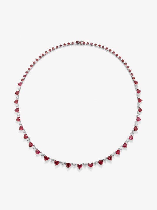 Collar de oro blanco de 18K con 25 rubíes rojos en talla corazón con un total de 11,59 cts, 36 en talla brillante con un total de 5,44 cts y 24 diamantes en talla brillante con un total de 1,3 cts
