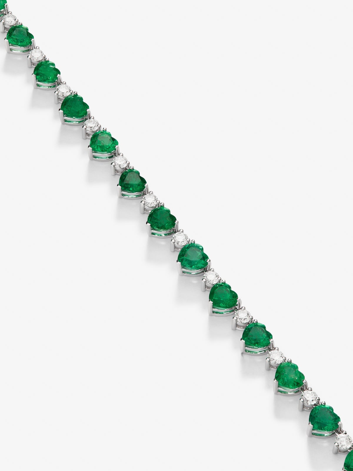 Collar de oro blanco de 18K con esmeraldas verdes en talla corazón y brillante de 19,21 cts y diamantes blancos en talla brillante de 2,71 cts