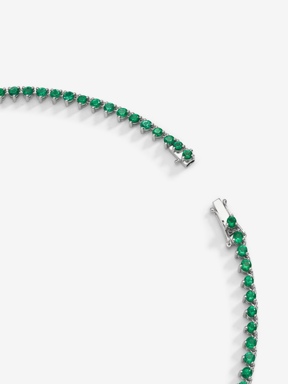 Collar de oro blanco de 18K con esmeraldas verdes en talla corazón y brillante de 19,21 cts y diamantes blancos en talla brillante de 2,71 cts