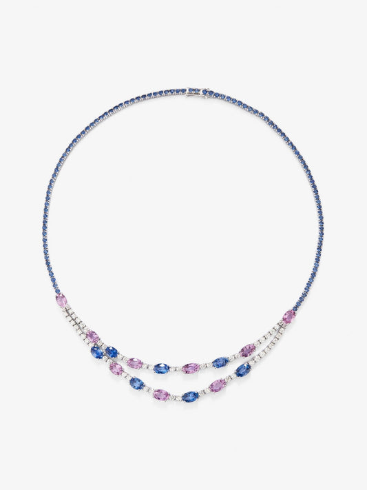 Collar de oro blanco de 18K con zafiros azules en talla oval de 15,7 cts, zafiros rosas en talla oval de 10,17 cts y diamantes blancos en talla brillante de 3,08 cts