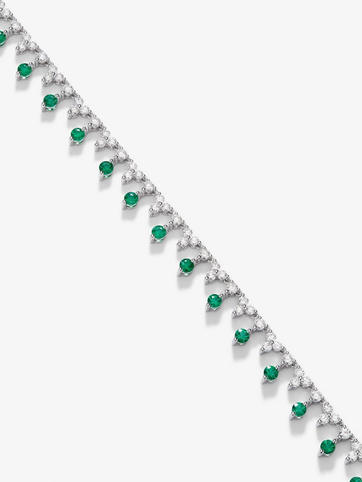 Collar rivière de oro blanco de 18K con esmeraldas verdes en talla brillante de 1,72 cts y diamantes blancos en talla brillante de 6,53 cts