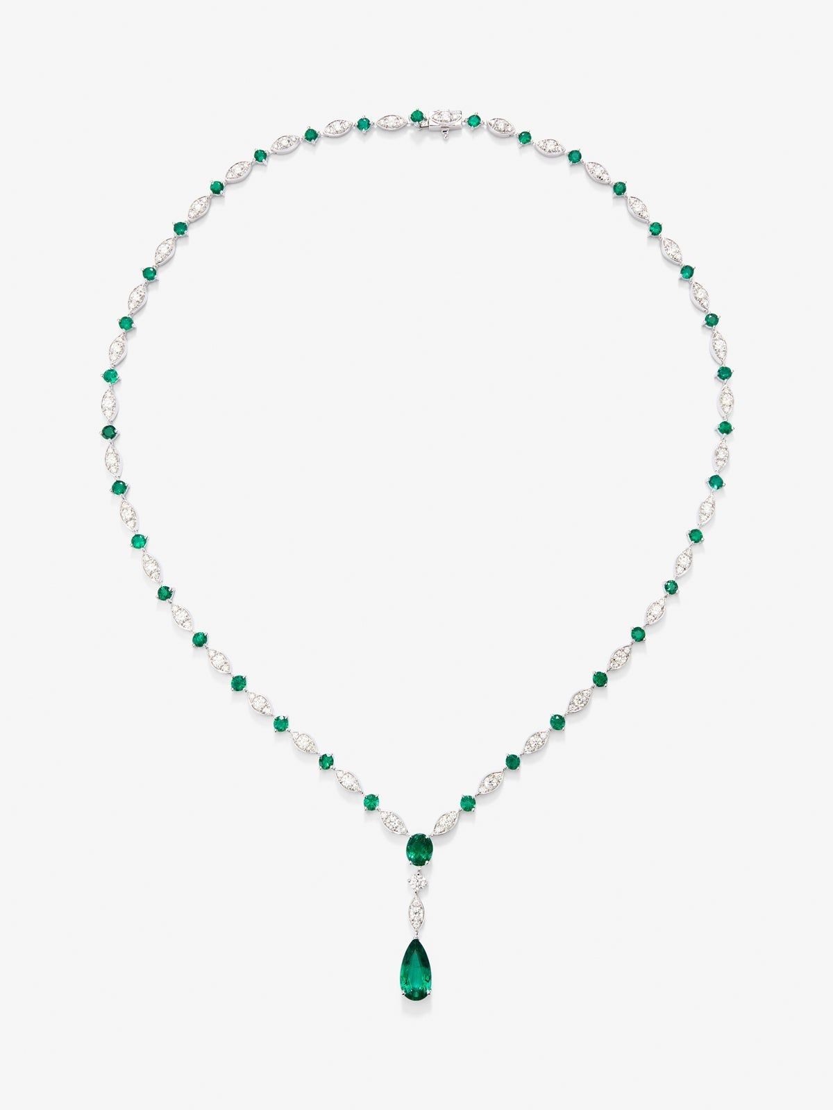 Collar de oro blanco de 18K con esmeralda verde en talla pera de 1,68 cts, esmeraldas verdes en talla brillante y oval de 3,7 cts y diamantes blancos en talla brillante de 3,1 cts