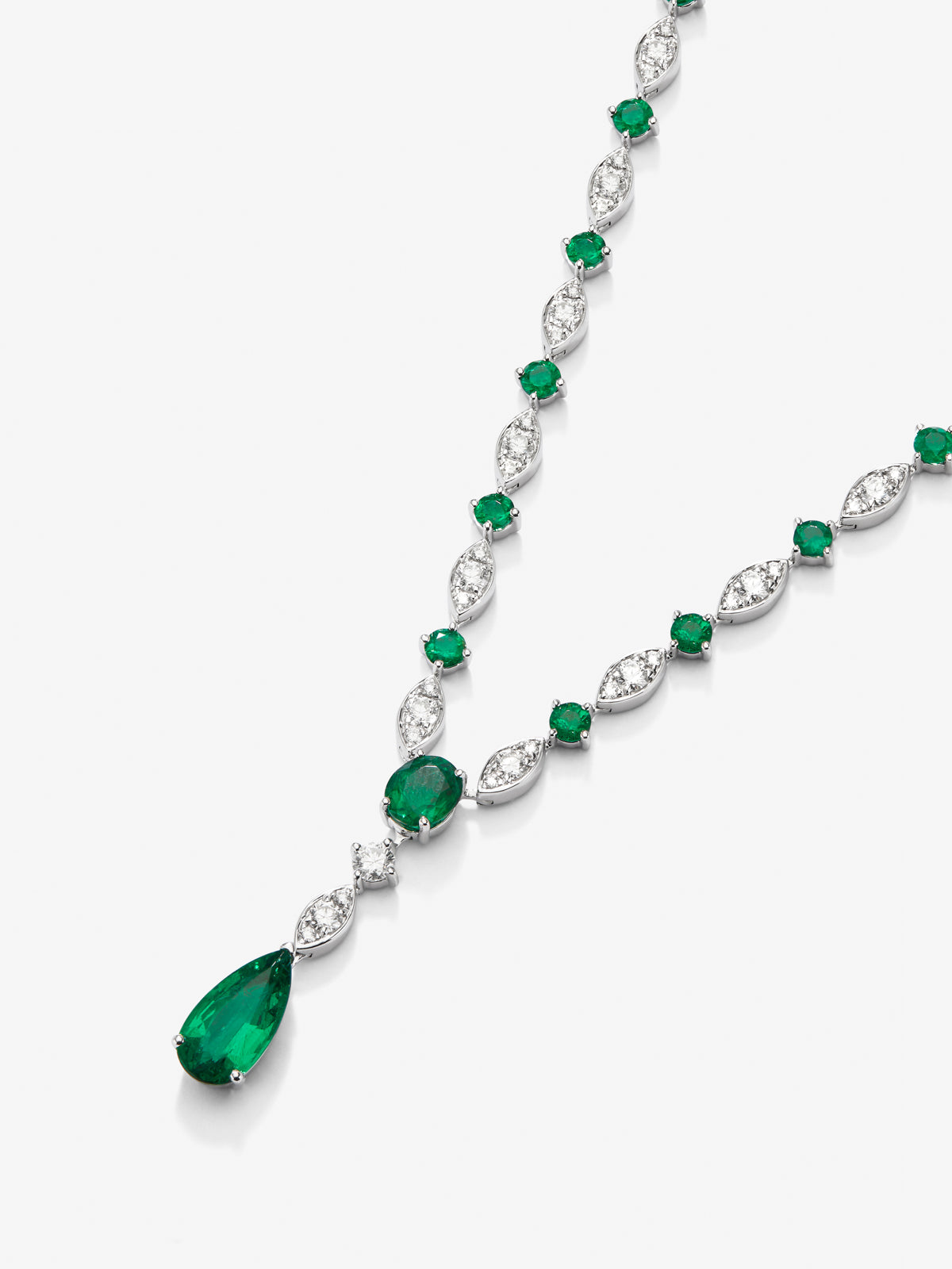 18K white gold necklace with green emerald in 1.68 cts pear size, green and oval emeralds of 3.7 cts and white diamonds in bright size of 3.1 cts
