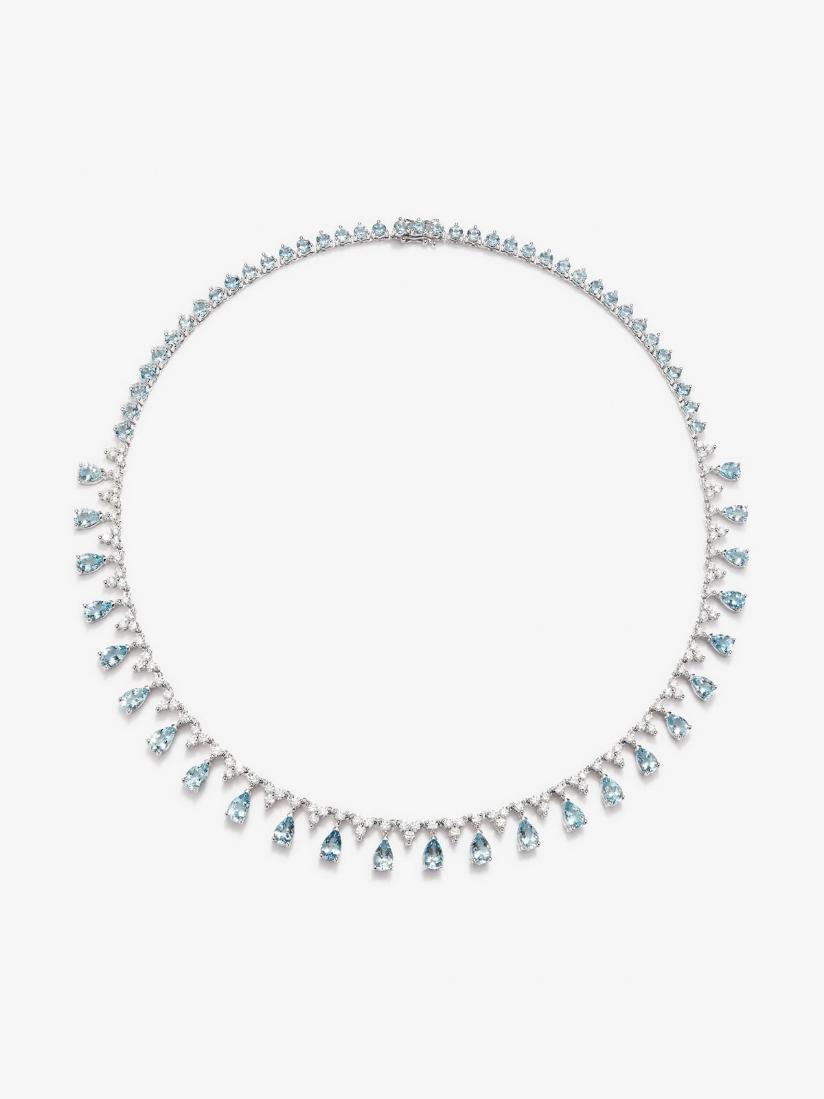 Collar rivière de oro blanco de 18K con 25 aguamarinas azules en talla pera con un total de 8,33 cts, 39 en talla brillante con un total de 5,868 cts y 103 diamantes en talla brillante con un total de 3,82 cts