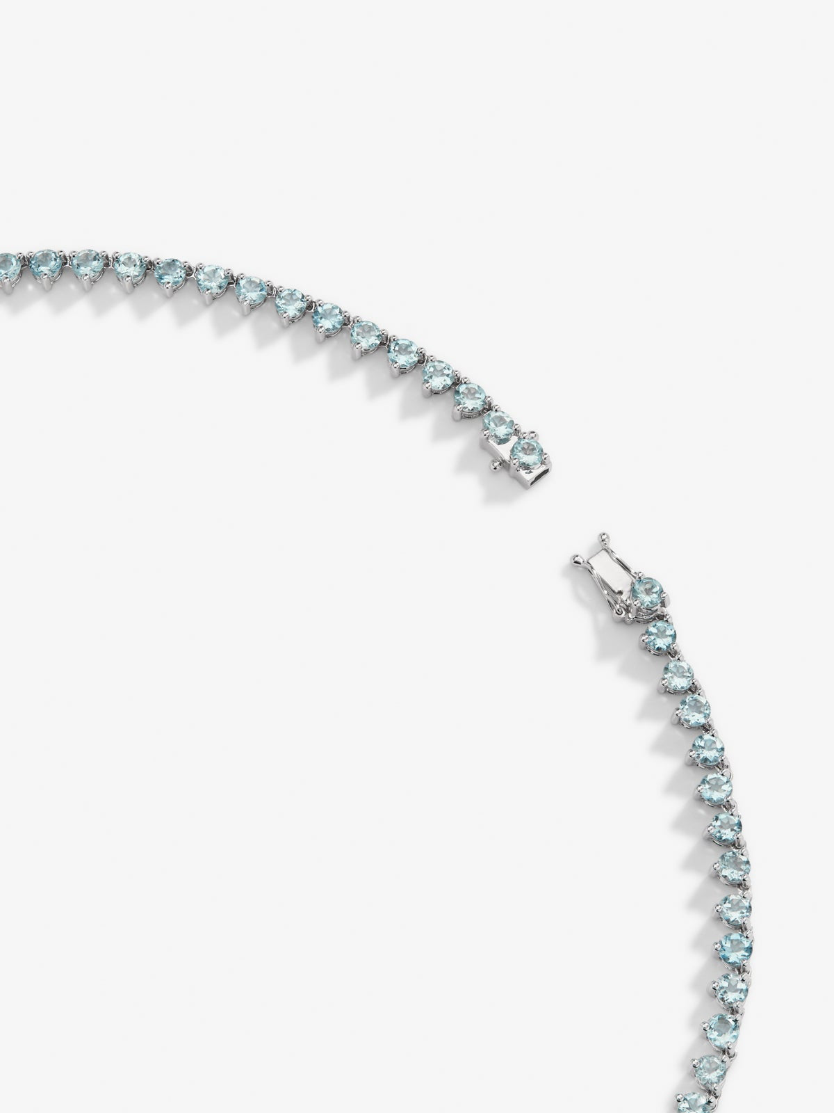 Collar rivière de oro blanco de 18K con 25 aguamarinas azules en talla pera con un total de 8,33 cts, 39 en talla brillante con un total de 5,868 cts y 103 diamantes en talla brillante con un total de 3,82 cts