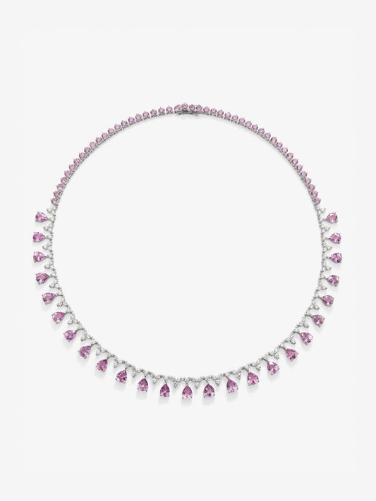 Collar rivière de oro blanco de 18K con 71 zafiros rosas en talla pera y talla brillante de 26,89 cts y 103 diamantes en talla brillante con un total de 3,85 cts