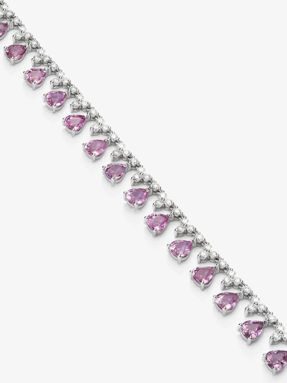 Collar rivière de oro blanco de 18K con 71 zafiros rosas en talla pera y talla brillante de 26,89 cts y 103 diamantes en talla brillante con un total de 3,85 cts