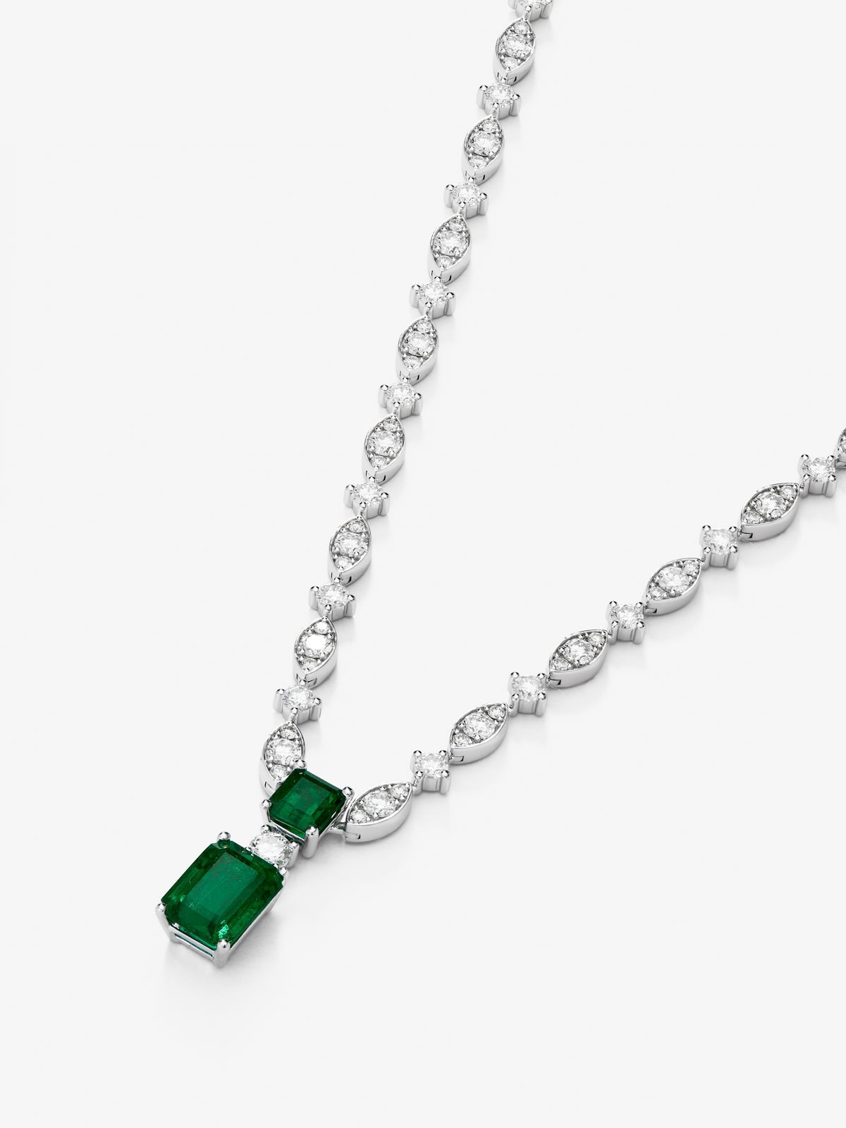 Collar de oro blanco de 18K con 2 esmeraldas verdes en talla octogonal con un total de 3,59 cts y 136 diamantes en talla brillante con un total de 7,24 cts