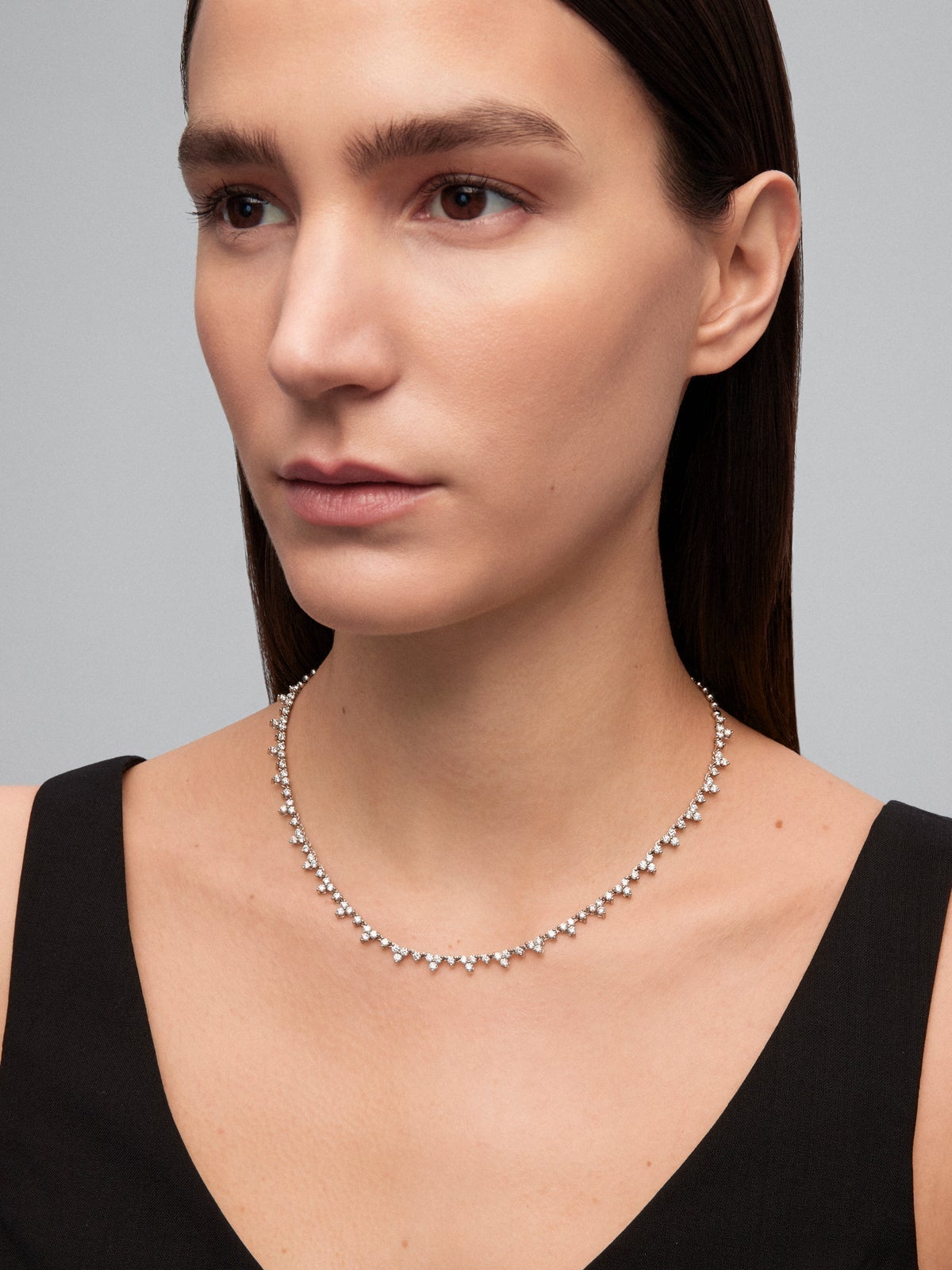 Collar rivière de oro blanco de 18K con 97 diamantes en talla brillante con un total de 5,33 cts