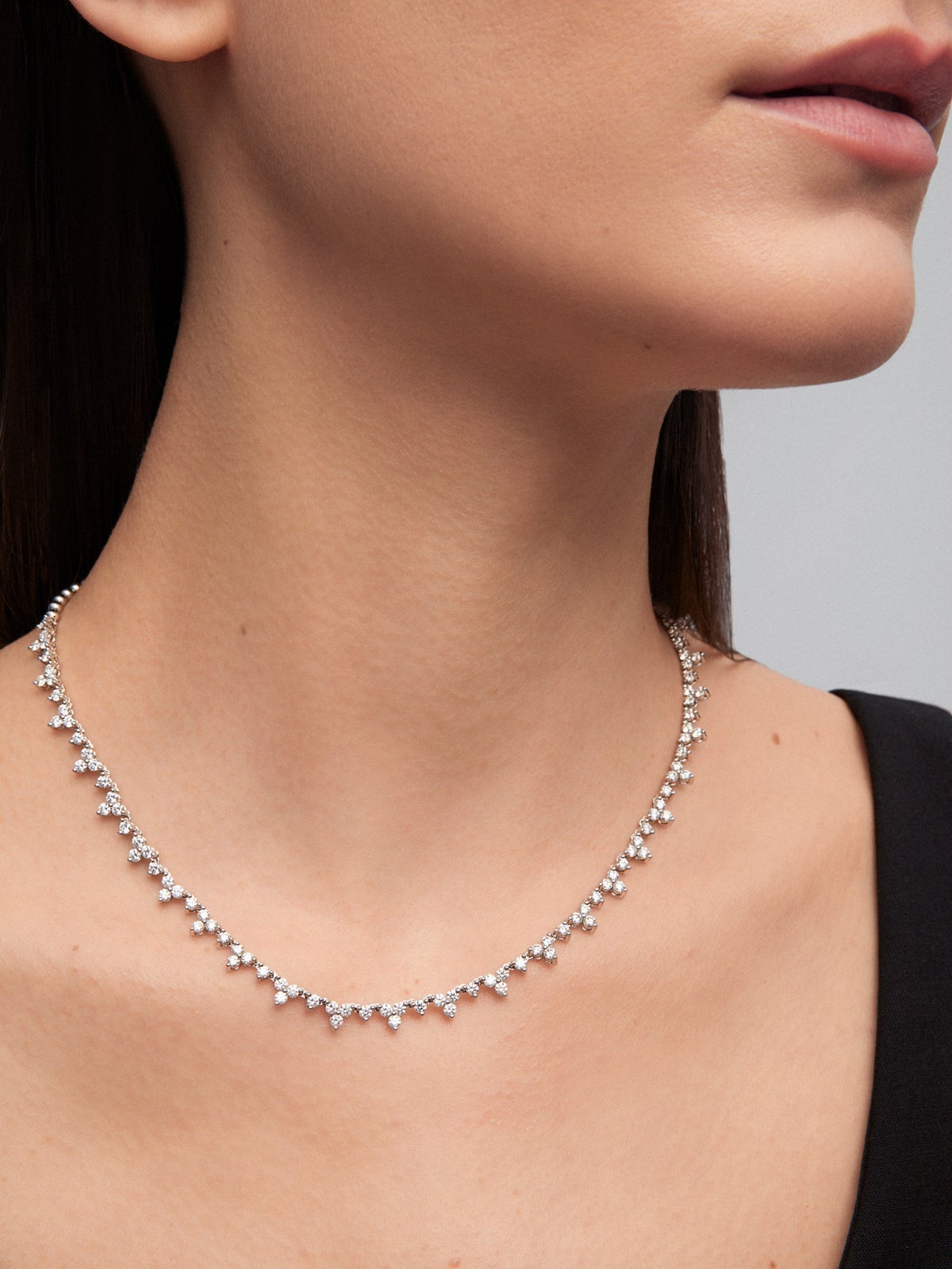 Collar rivière de oro blanco de 18K con 97 diamantes en talla brillante con un total de 5,33 cts