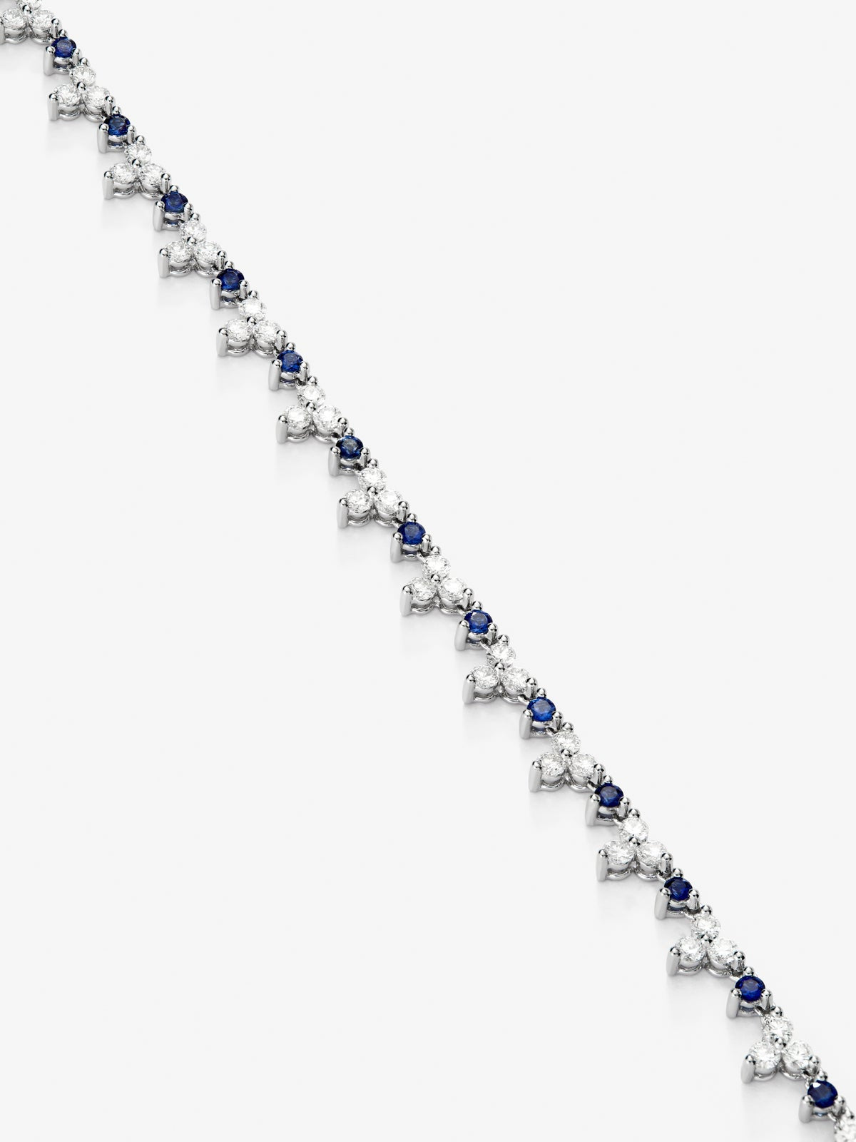 Collar rivière de oro blanco de 18K con 25 zafiros azules en talla brillante con un total de 1,7 cts y 72 diamantes en talla brillante con un total de 3,97 cts