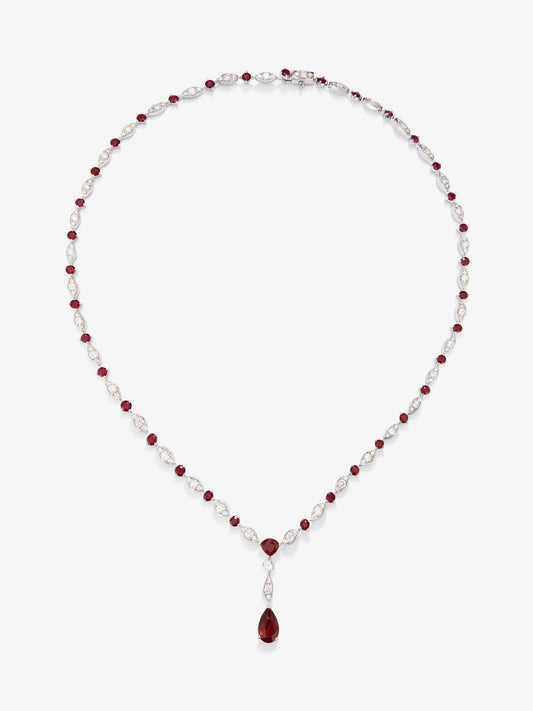 Collar de oro blanco de 18K con 36 rubíes rojos en talla pera y trillon con un total de 3,59 cts y 136 diamantes en talla brillante con un total de 7,1 cts