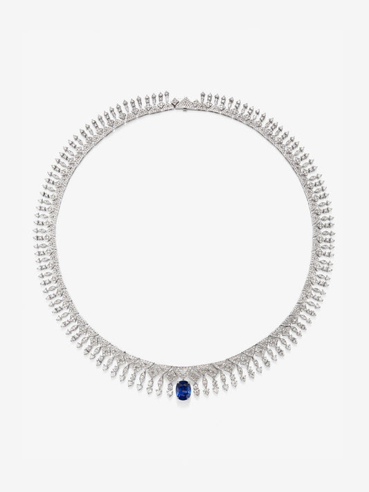 Collar de oro blanco de 18K con zafiro azul en talla cushion de 3,17 cts y 513 diamantes en talla brillante con un total de 4,13 cts