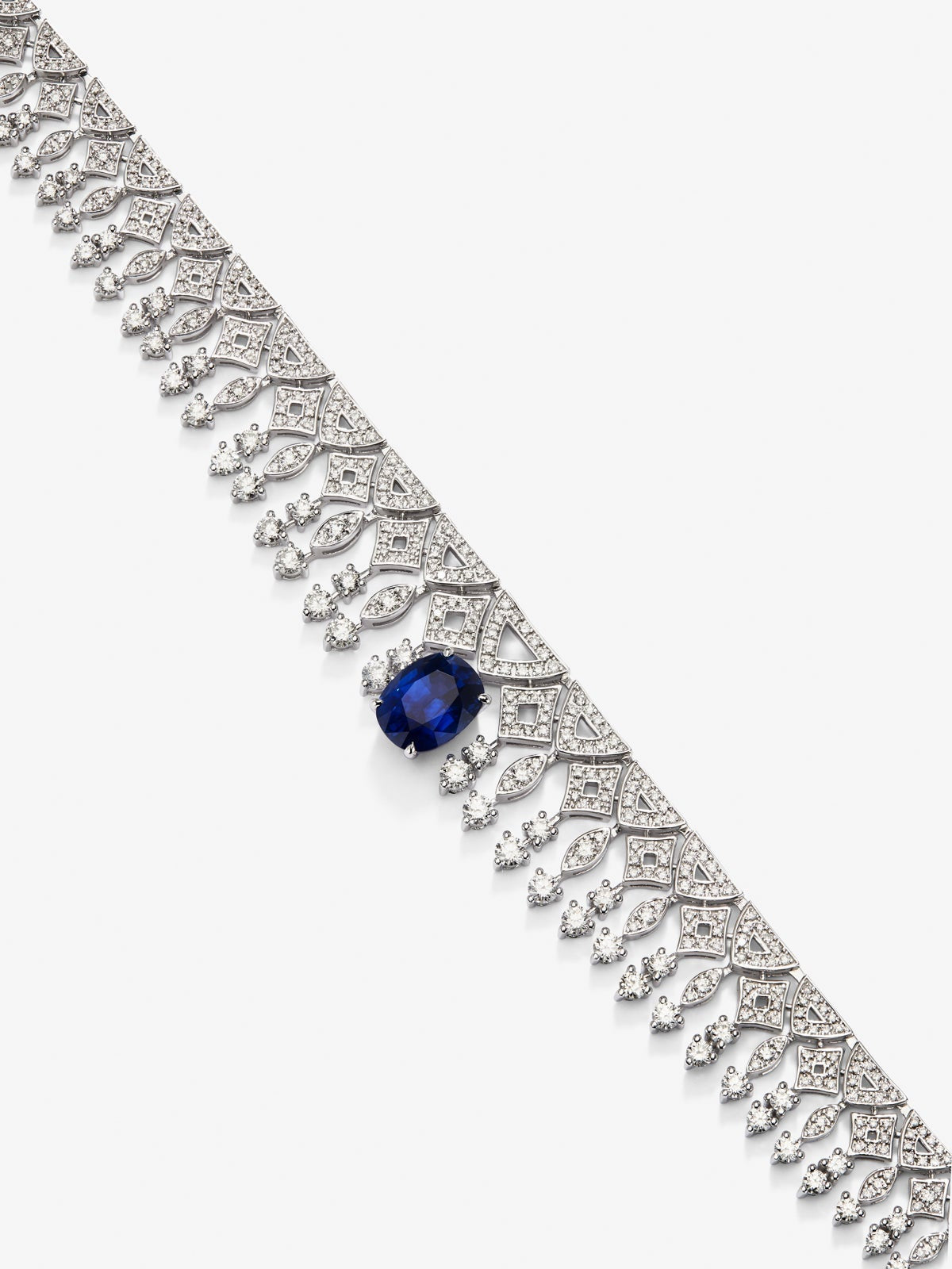 Collar de oro blanco de 18K con zafiro azul en talla cushion de 3,17 cts y 513 diamantes en talla brillante con un total de 4,13 cts