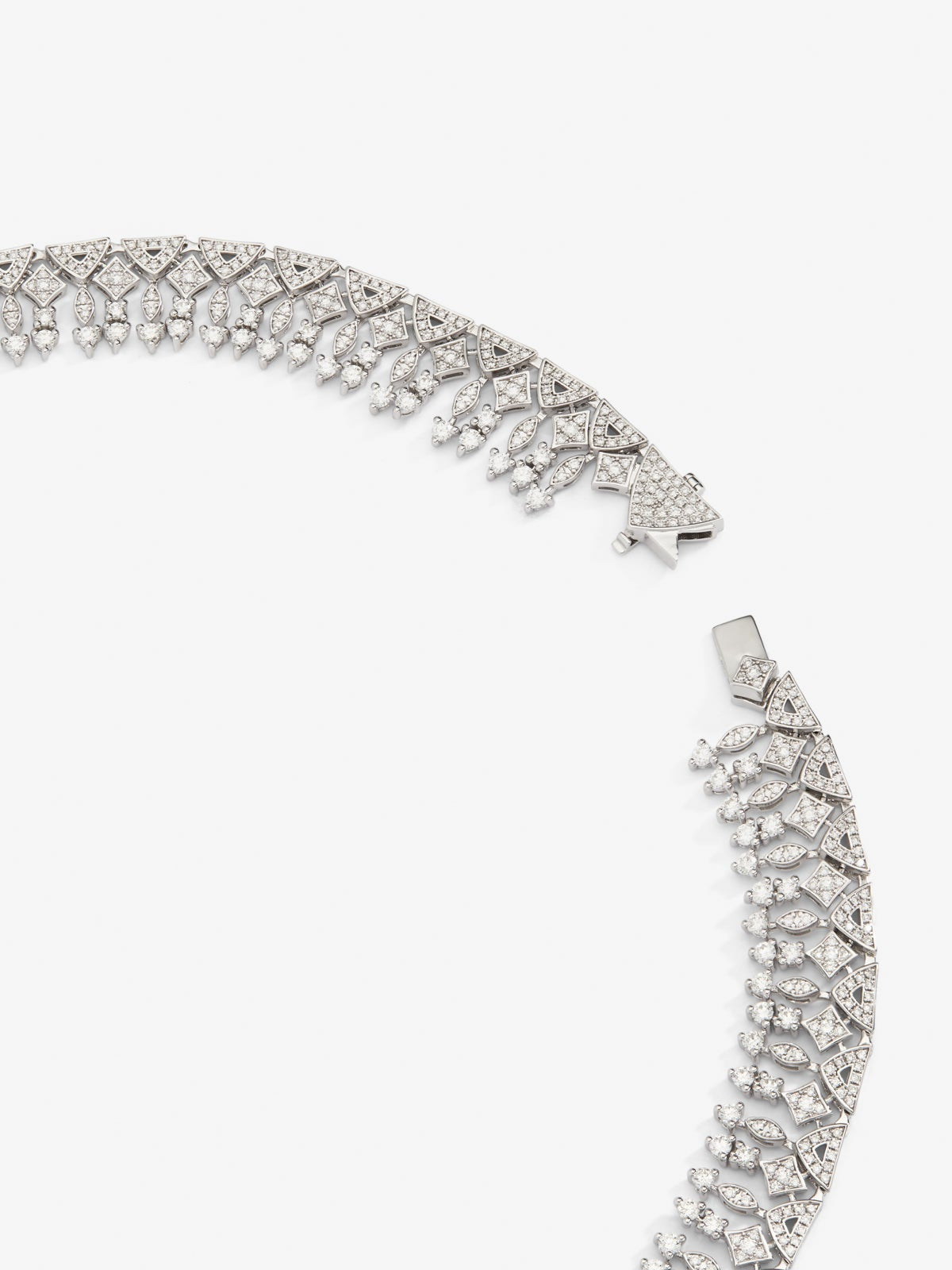 Collar de oro blanco de 18K con zafiro azul en talla cushion de 3,17 cts y 513 diamantes en talla brillante con un total de 4,13 cts