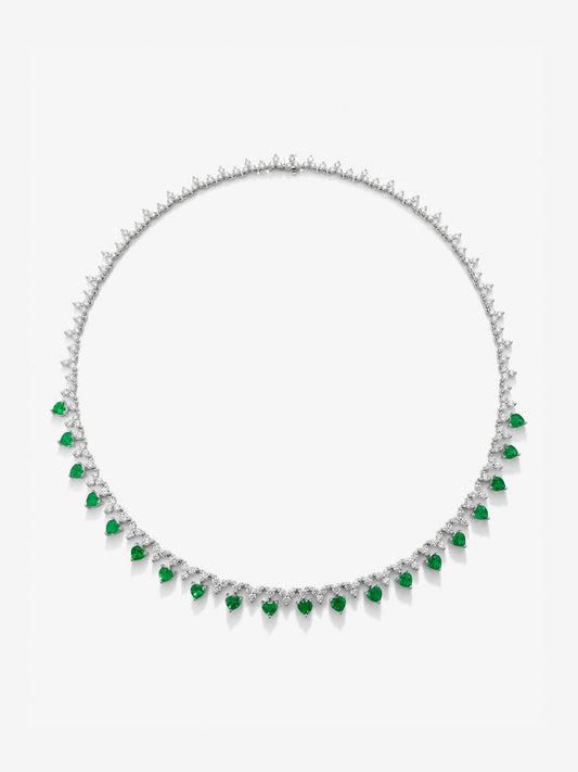 Collar rivière de oro blanco de 18K con esmeraldas verdes en talla corazón de 4,42 cts y diamantes blancos en talla brillante de 6,76 cts