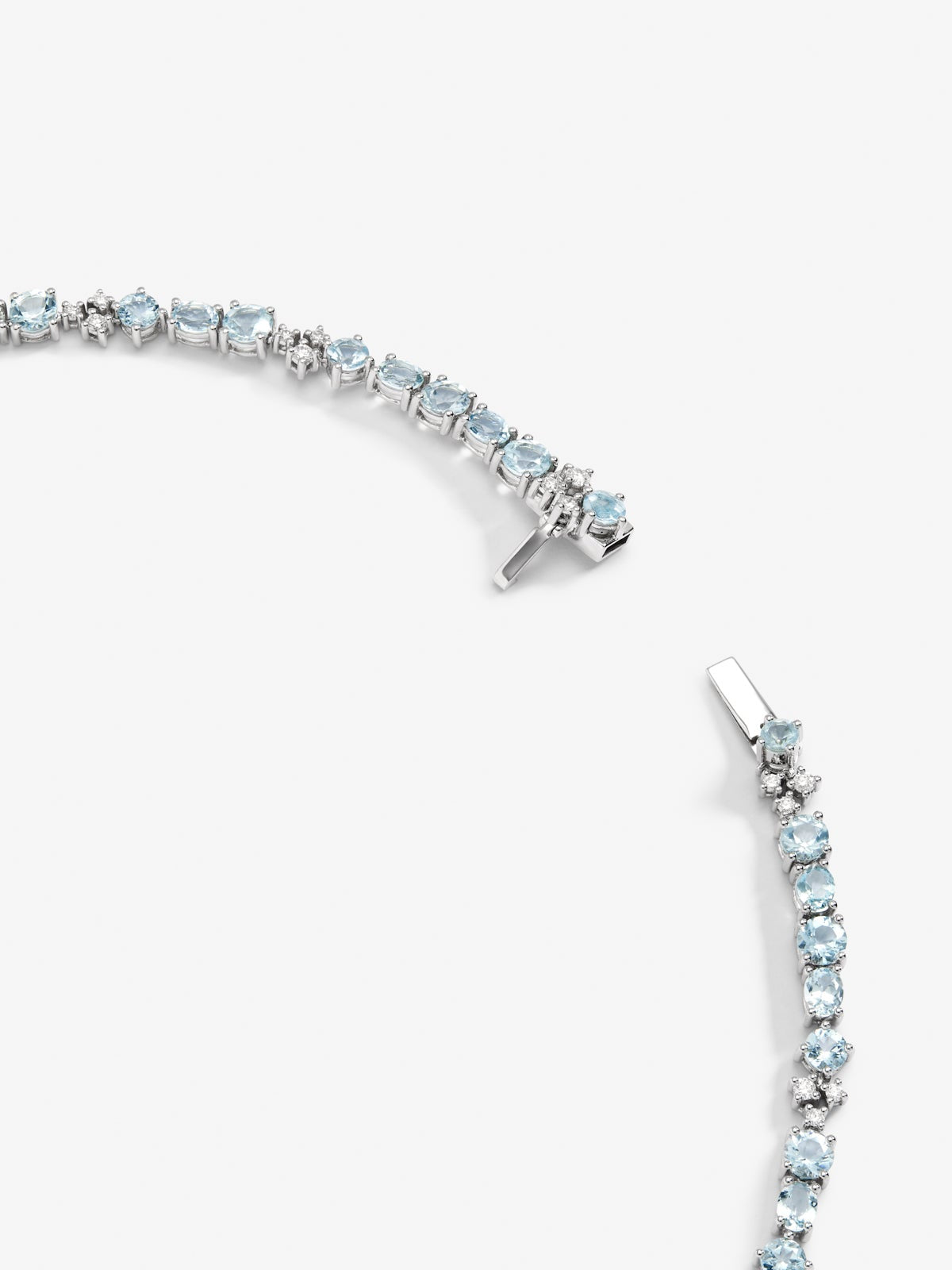 Collar de oro blanco de 18K con aguamarinas azules en talla pera de 9,9 cts y diamantes blancos en talla brillante de 5,15 cts