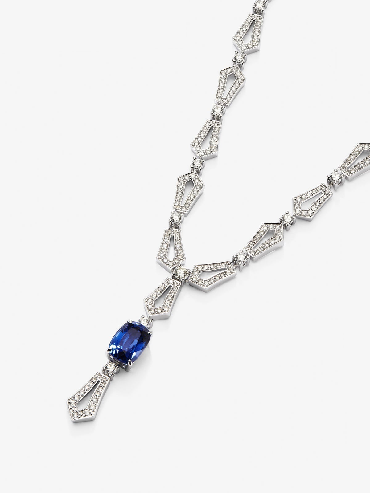 Collar de oro blanco de 18K con zafiro azul royal en talla oval de 3,92 y diamantes blancos en talla brillante de 9,27 cts