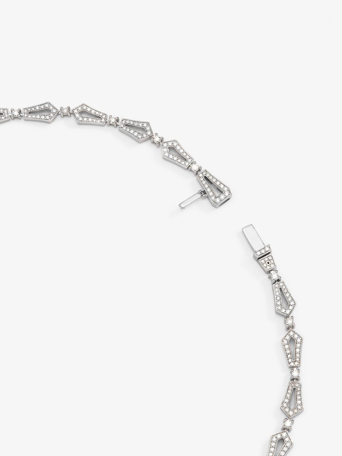 Collar de oro blanco de 18K con zafiro azul royal en talla oval de 3,92 y diamantes blancos en talla brillante de 9,27 cts