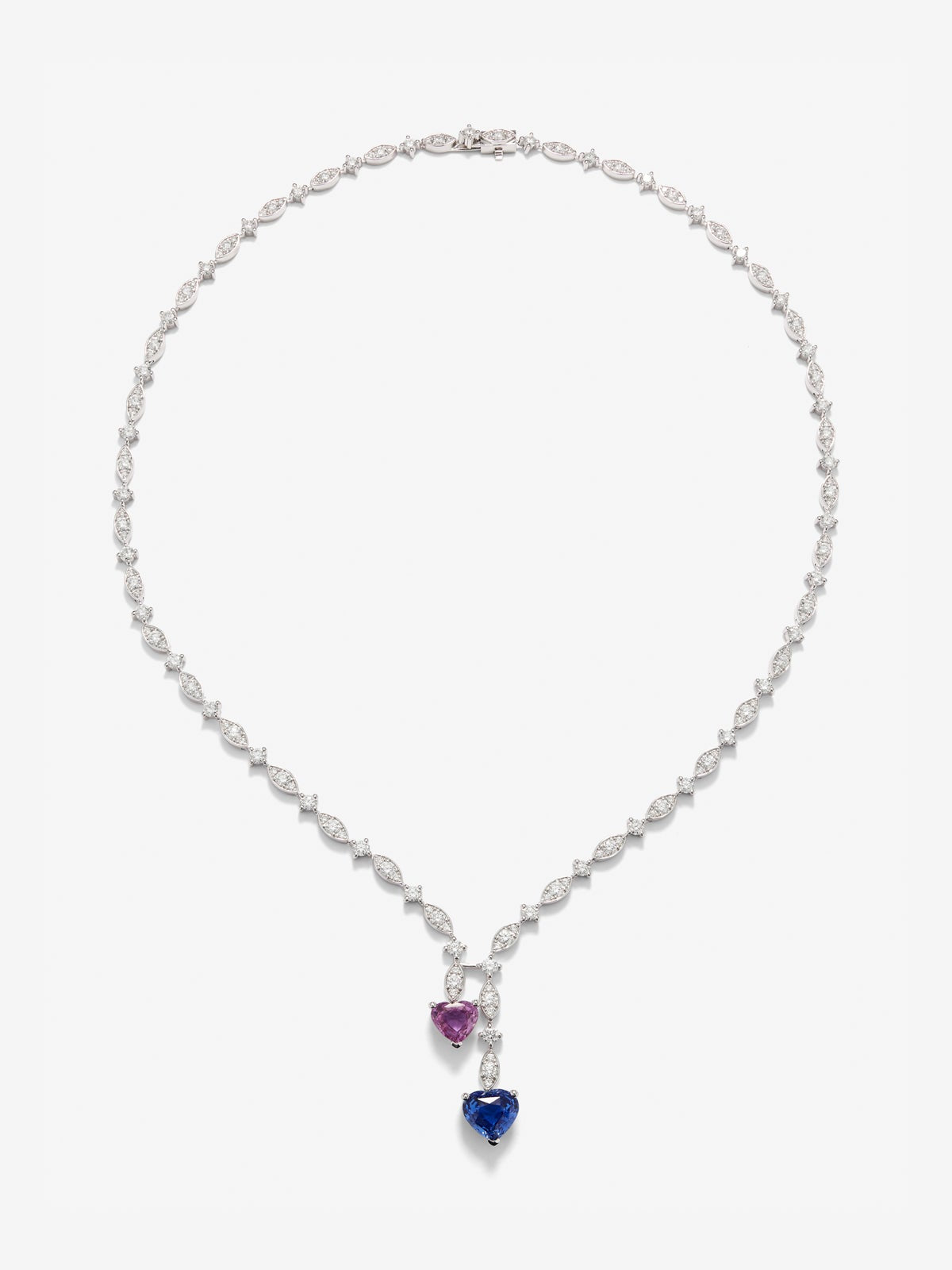Collar de oro blanco de 18K con zafiro azul cornflower en talla corazón de 3,01 cts, zafiro rosa en talla corazón de 2,12 cts y diamantes blancos en talla brillante de 6,36 cts