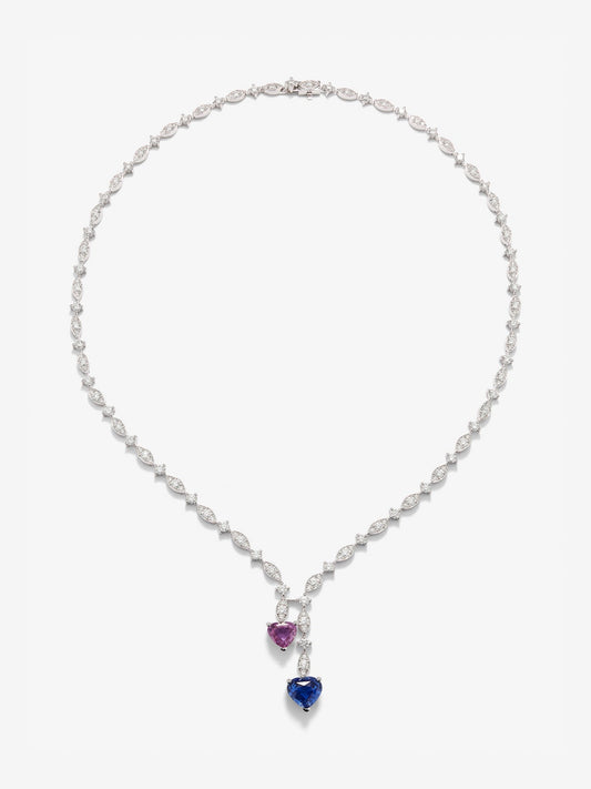 Collar de oro blanco de 18K con zafiro azul cornflower en talla corazón de 3,01 cts, zafiro rosa en talla corazón de 2,12 cts y diamantes blancos en talla brillante de 6,36 cts