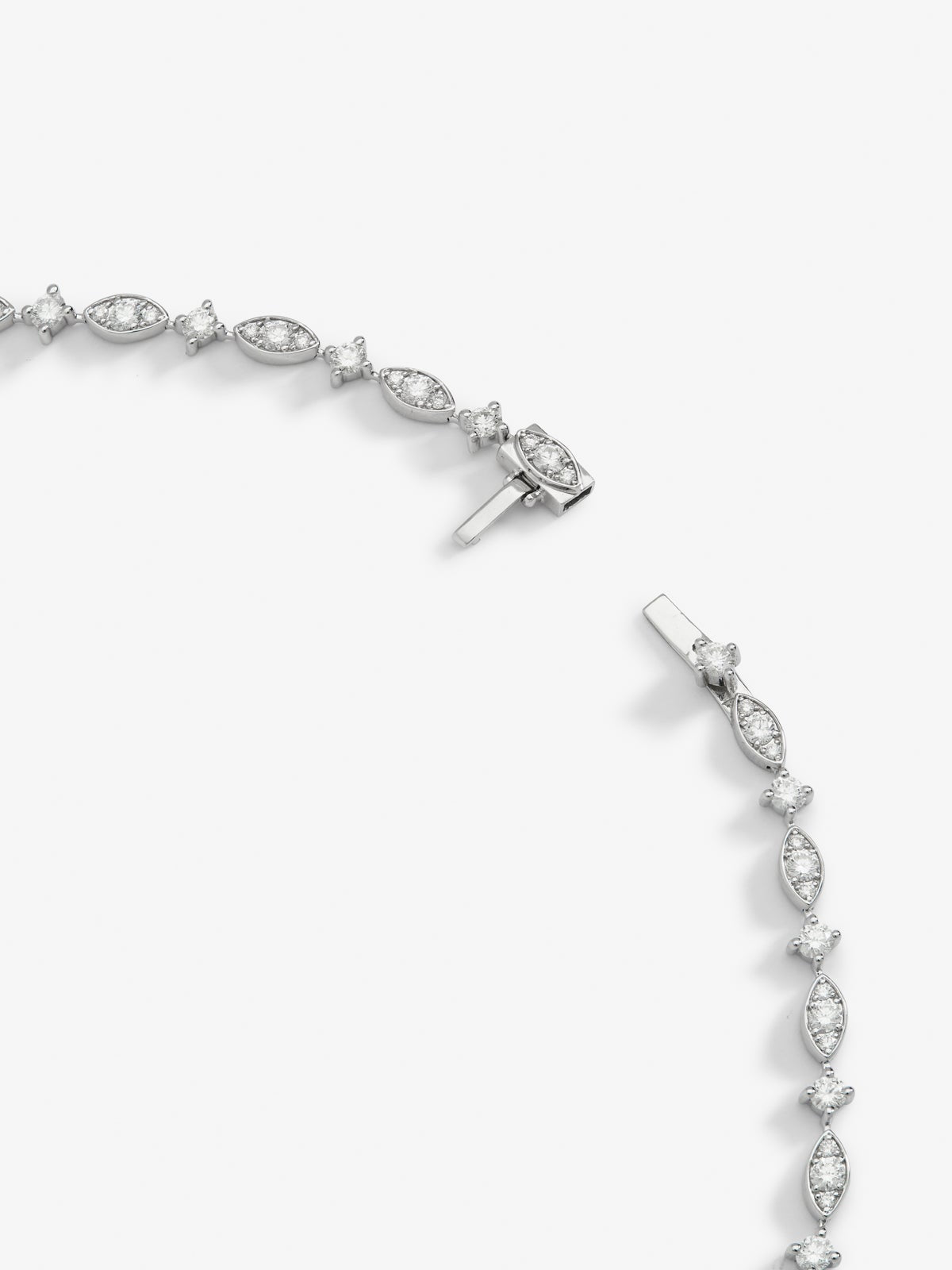 Collar de oro blanco de 18K con zafiro azul cornflower en talla corazón de 3,01 cts, zafiro rosa en talla corazón de 2,12 cts y diamantes blancos en talla brillante de 6,36 cts