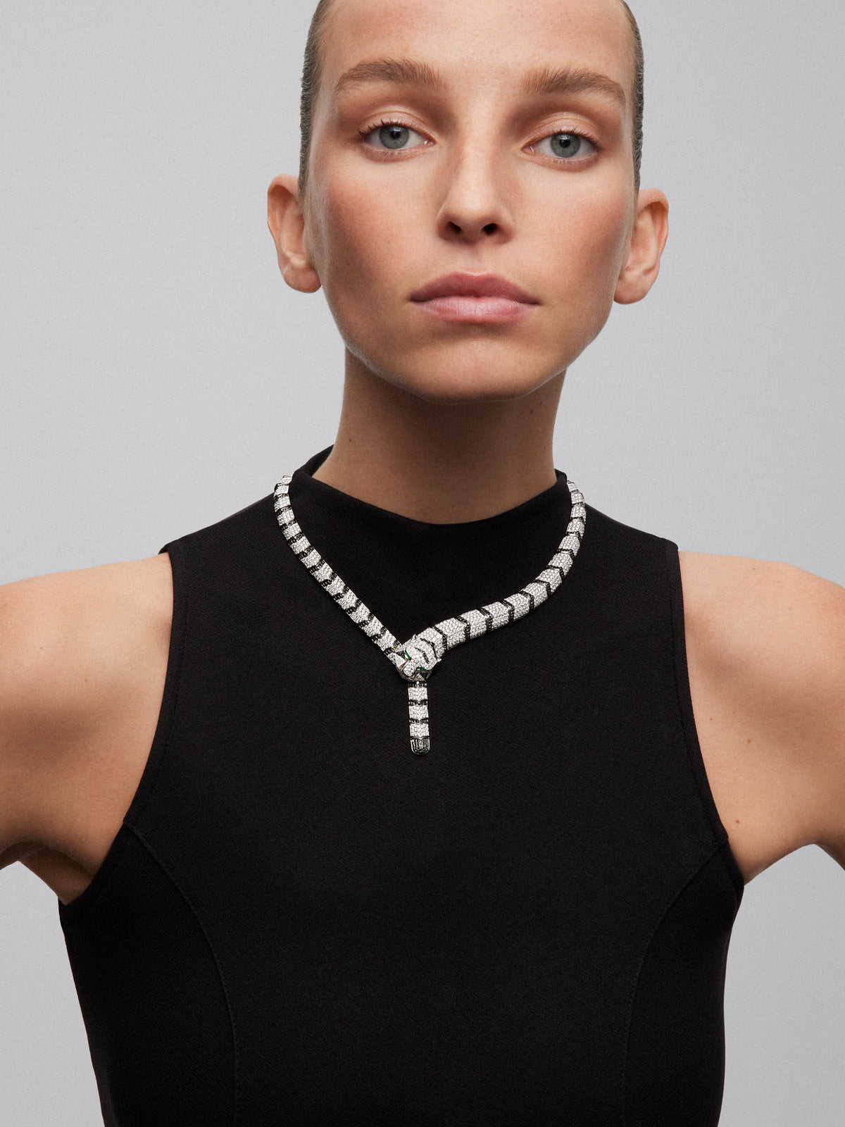 Collar rígido con forma de tigre de oro blanco de 18K con diamantes blancos y negros en talla brillante con un total de 22,7 cts y 2 esmeraldas en talla trapecio con un total de 0,13 cts
