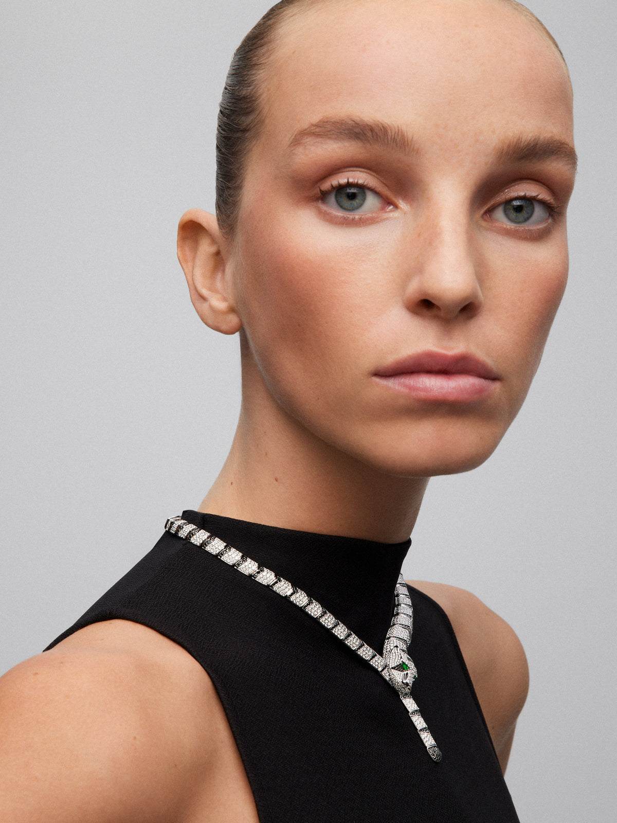 Collar rígido con forma de tigre de oro blanco de 18K con diamantes blancos y negros en talla brillante con un total de 22,7 cts y 2 esmeraldas en talla trapecio con un total de 0,13 cts