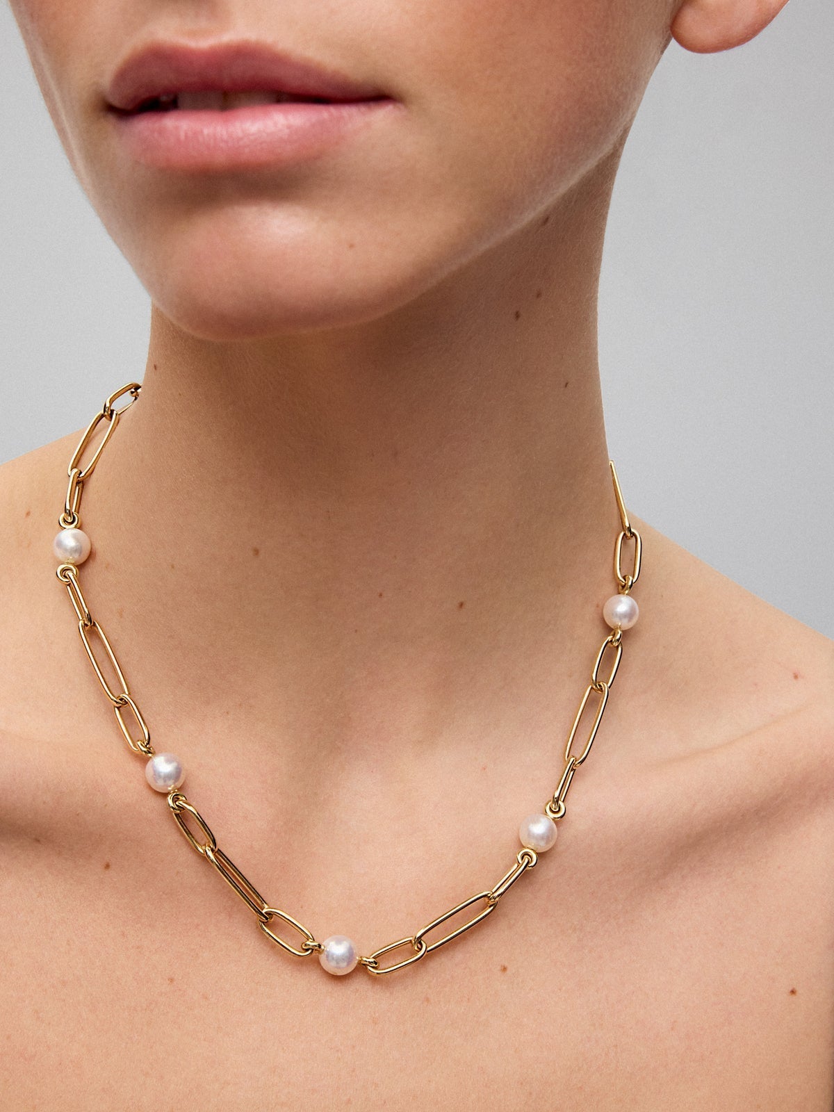 Collar de eslabones de oro amarillo de 18K con 5 perlas akoya de 8mm