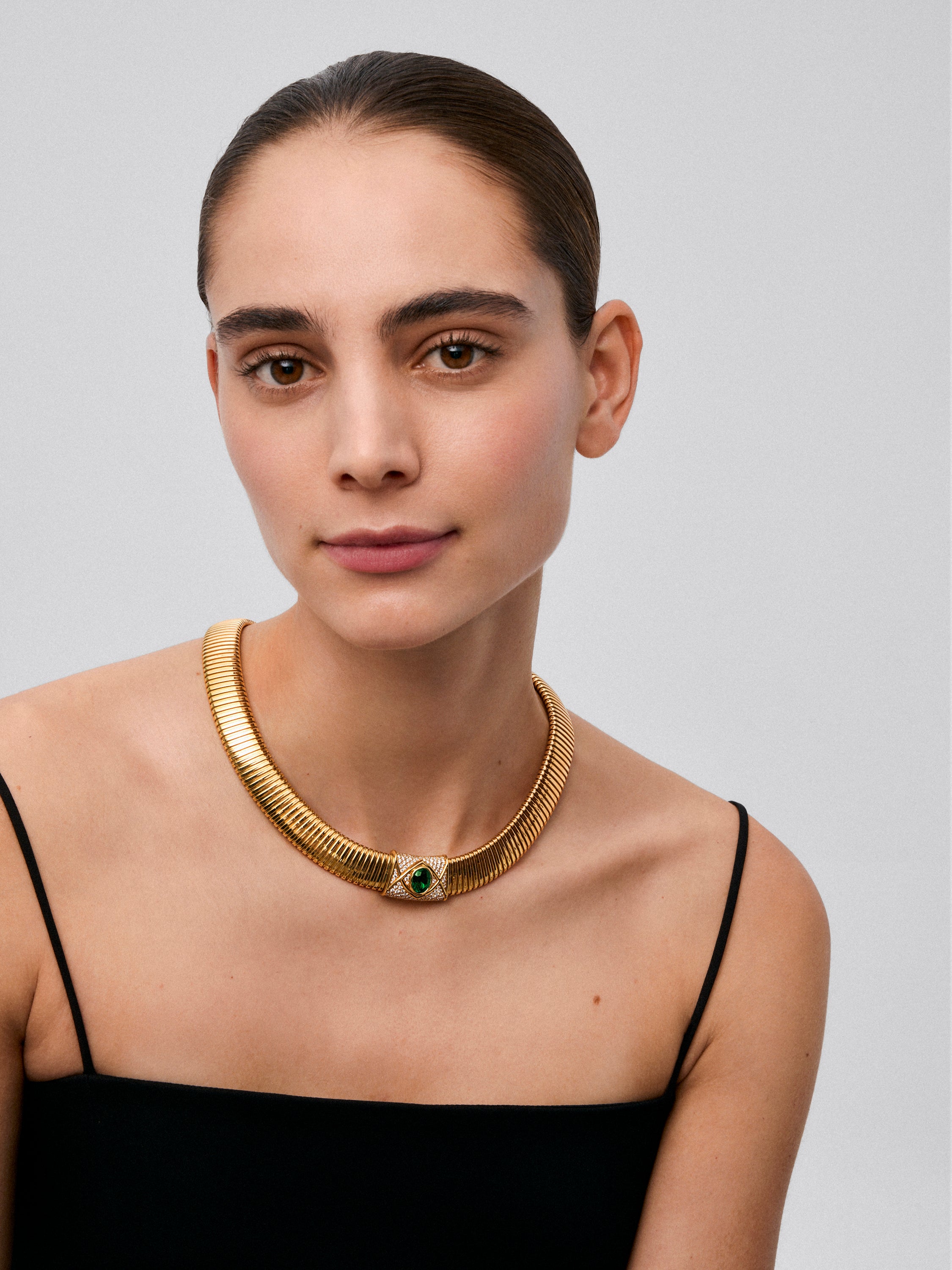 Collar tubogas de oro amarillo de 18K con esmeralda en talla oval de 2 cts y 111 diamantes en talla brillante con un total de 1,4 cts
