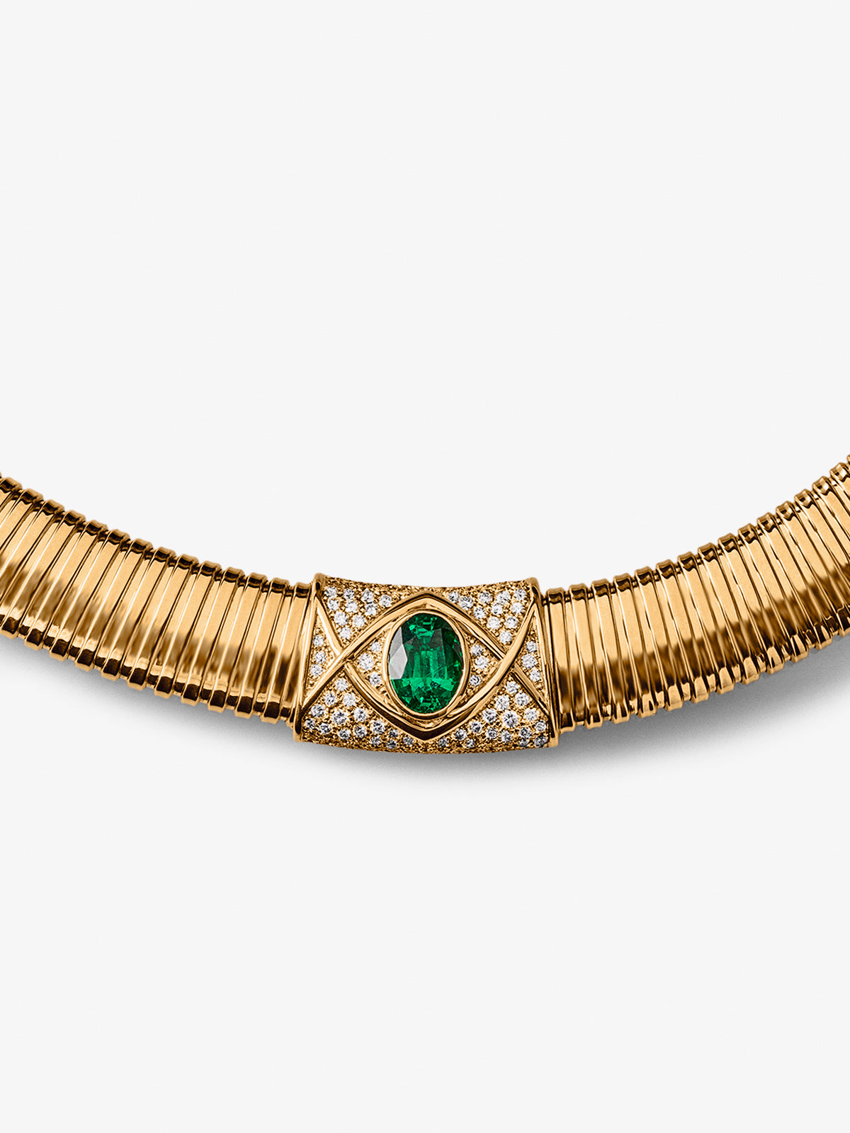 Collar tubogas de oro amarillo de 18K con esmeralda en talla oval de 2 cts y 111 diamantes en talla brillante con un total de 1,4 cts