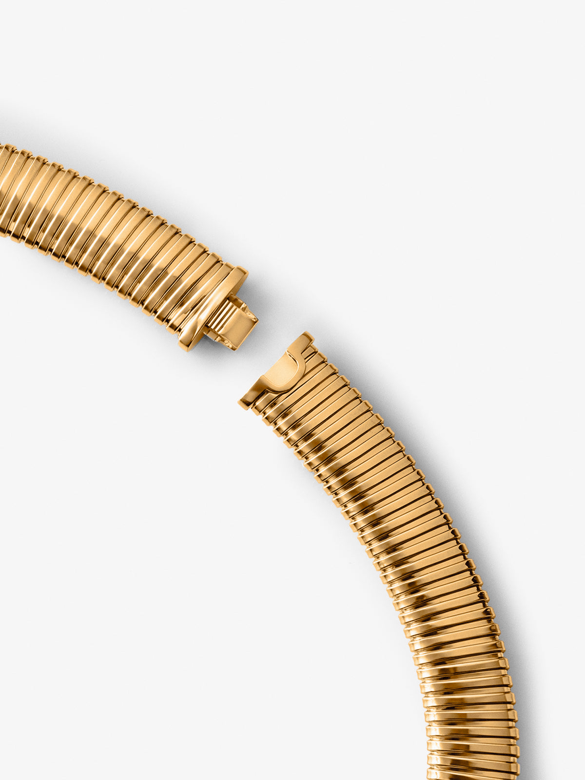 Collar tubogas de oro amarillo de 18K con esmeralda en talla oval de 2 cts y 111 diamantes en talla brillante con un total de 1,4 cts