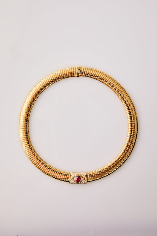 Collar tubogas de oro amarillo de 18K con rubí rojo pigeon blood en talla oval de 2,4 cts y 116 diamantes en talla brillante con un total de 1,4 cts