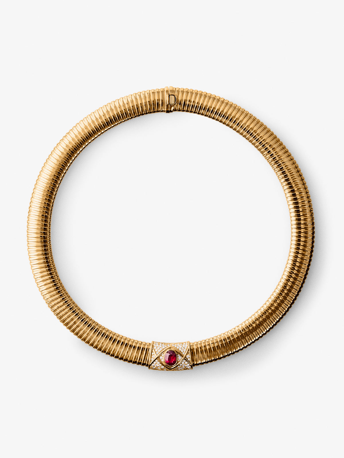 Collar tubogas de oro amarillo de 18K con rubí rojo pigeon blood en talla oval de 2,4 cts y 116 diamantes en talla brillante con un total de 1,4 cts