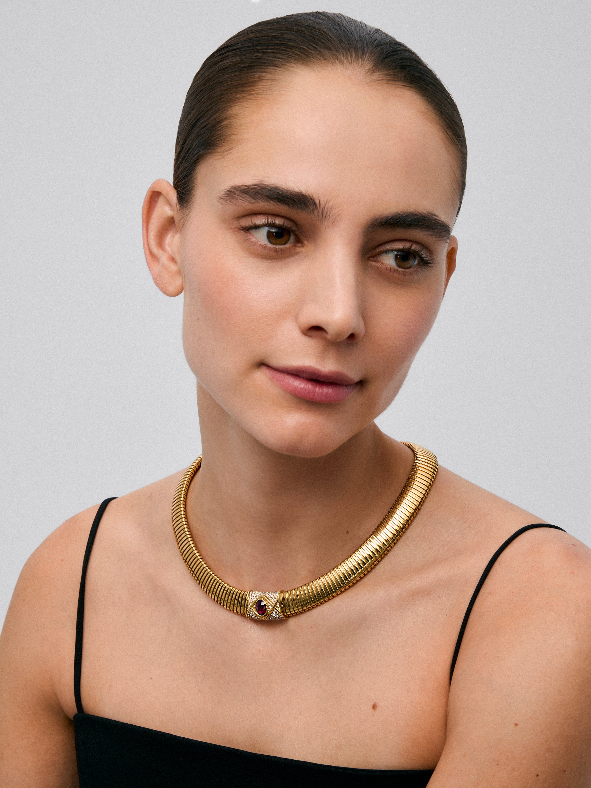 Collar tubogas de oro amarillo de 18K con rubí rojo pigeon blood en talla oval de 2,4 cts y 116 diamantes en talla brillante con un total de 1,4 cts