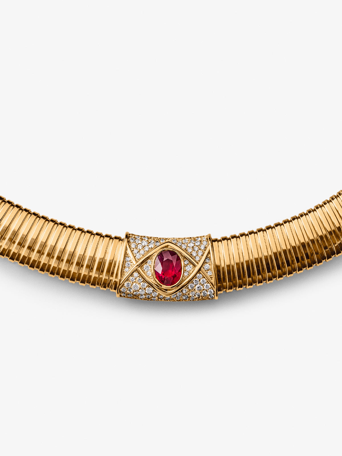 Collar tubogas de oro amarillo de 18K con rubí rojo pigeon blood en talla oval de 2,4 cts y 116 diamantes en talla brillante con un total de 1,4 cts