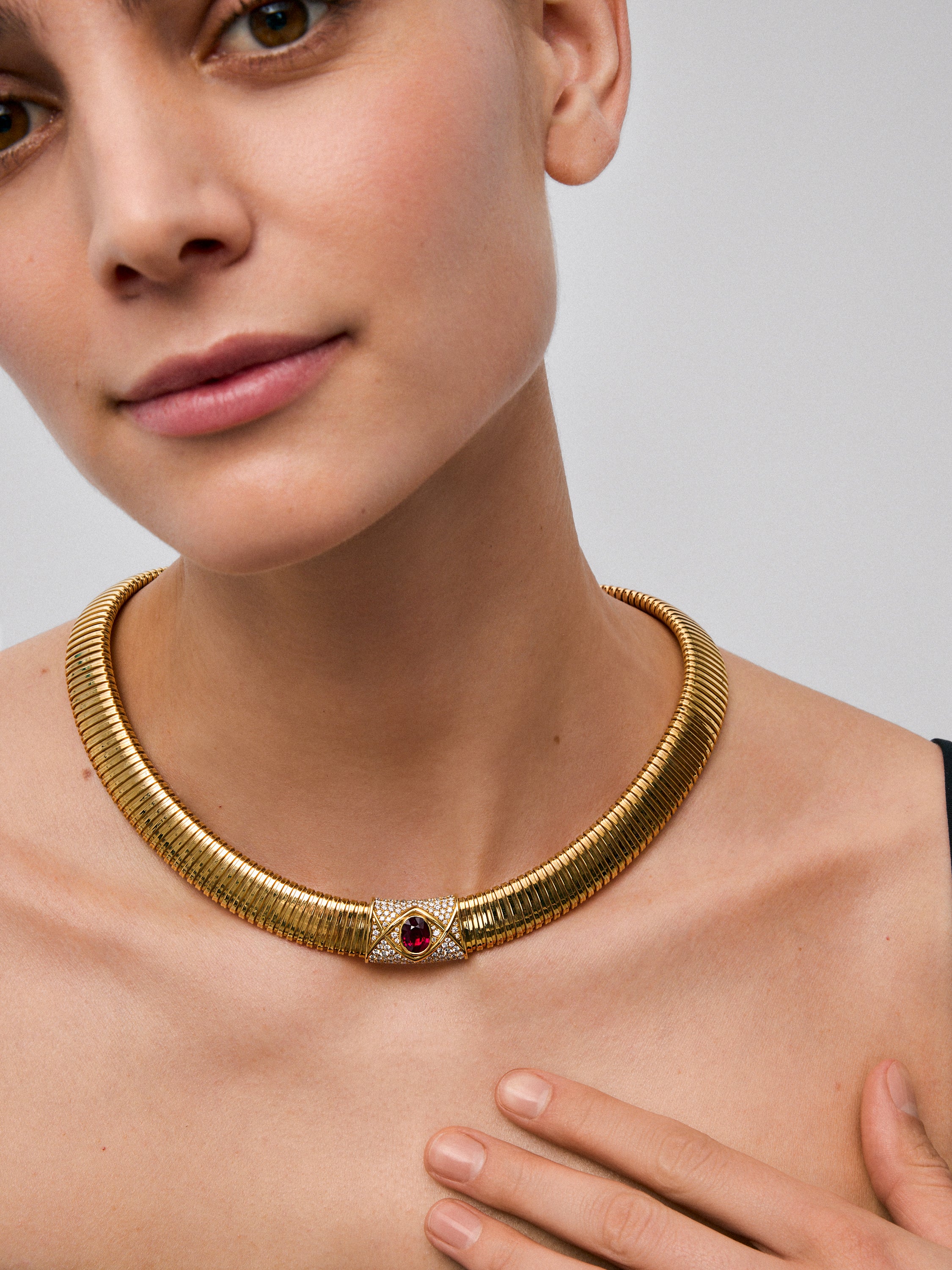 Collar tubogas de oro amarillo de 18K con rubí rojo pigeon blood en talla oval de 2,4 cts y 116 diamantes en talla brillante con un total de 1,4 cts